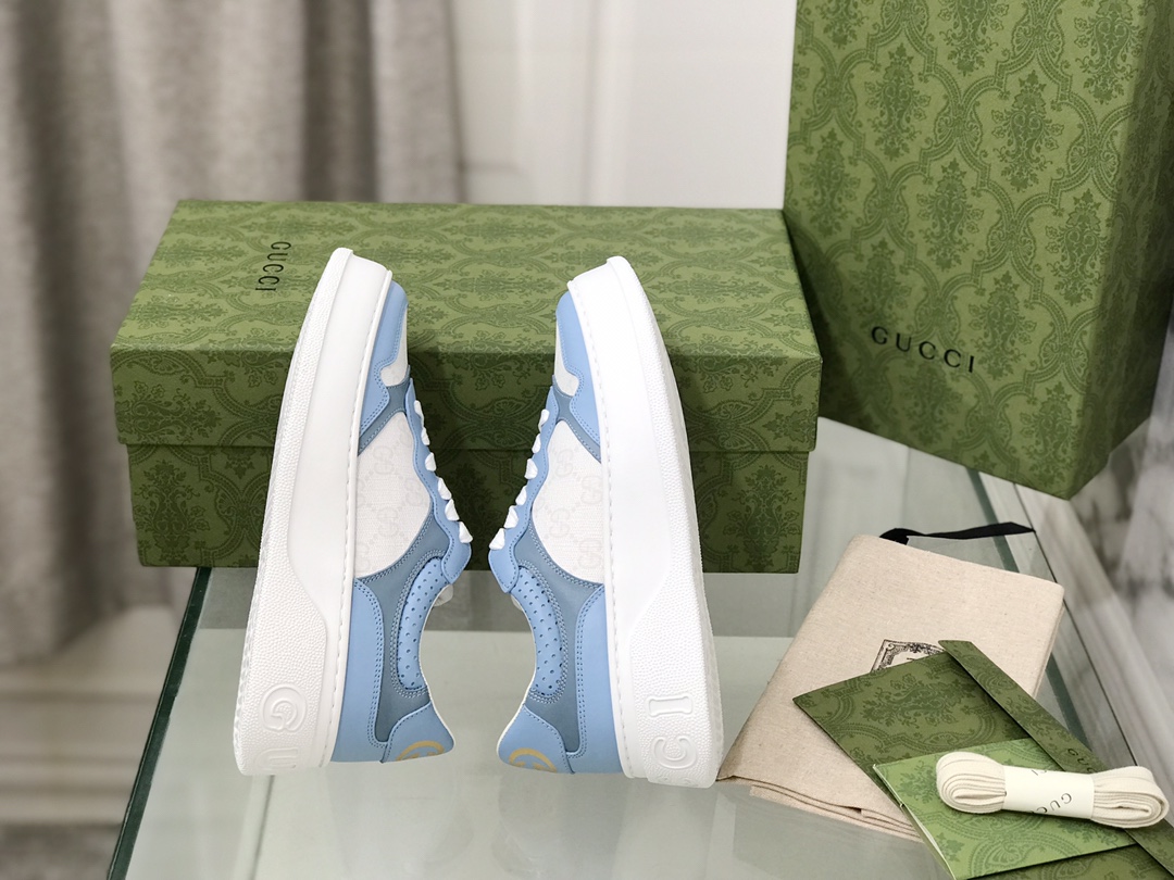 Gucci GG-Stamped Sandals: Fun Retrospect, Deep Brand Labels, White GG-Printed Leather. - 图片 2