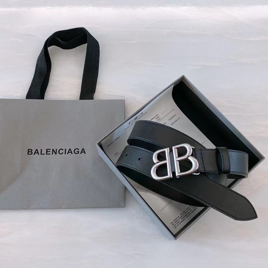 Balenciaga BB Paris-Style Belt Highlights Trim Design and Plug-In Details