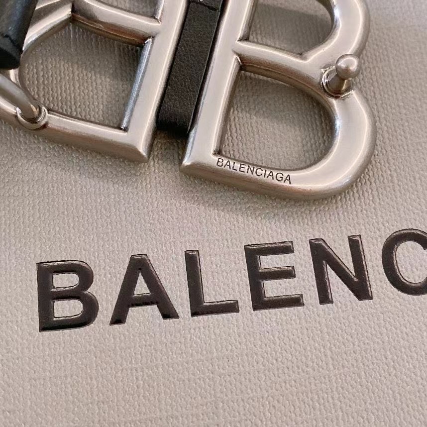 Balenciaga BB Paris-Style Belt Highlights Trim Design and Plug-In Details - 图片 6