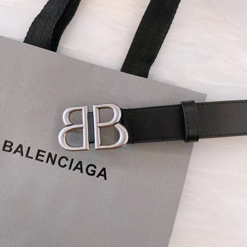 Balenciaga BB Paris-Style Belt Highlights Trim Design and Plug-In Details - 图片 3