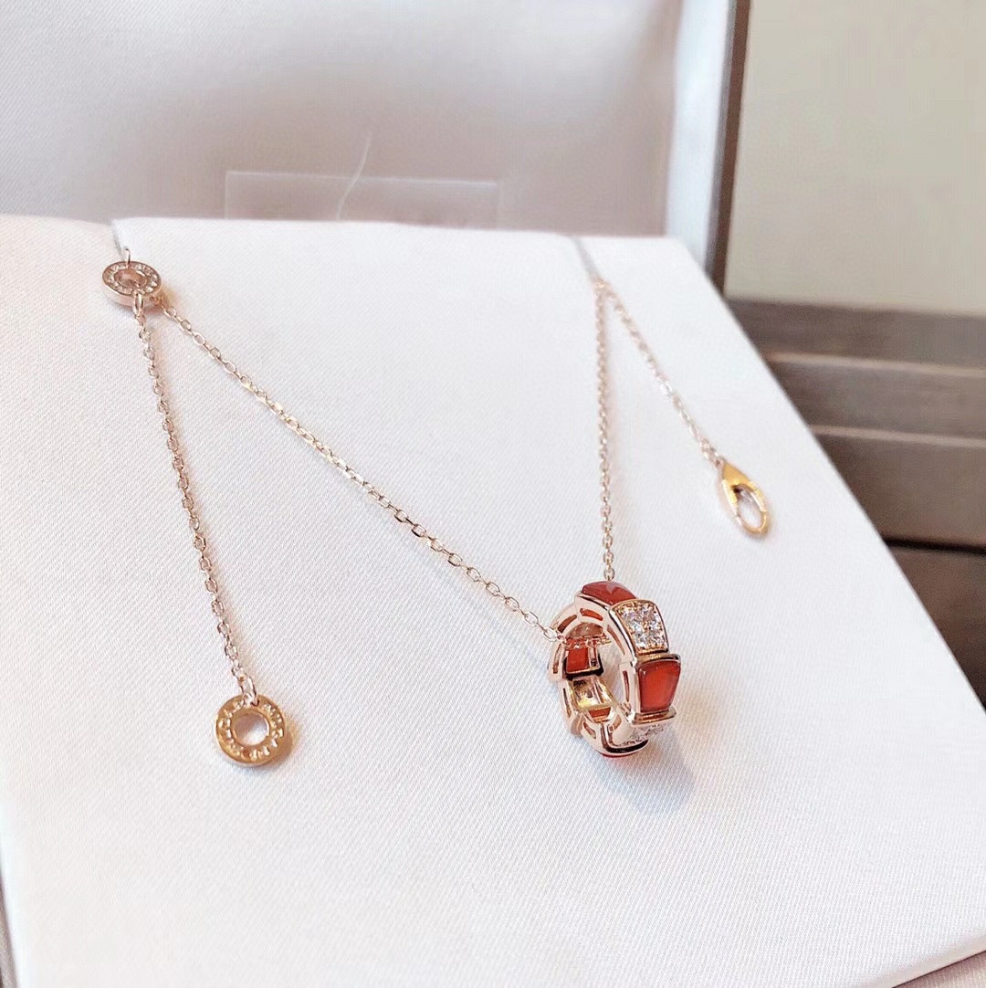 Bvlgari 宝格丽 蛇系列 红玛瑙 玫瑰金蛇鳞项链 真空电镀18k玫瑰金色 分钻款和天然玉髓款 内镶嵌进口合成高碳钻和天然红玉髓 新款独家打版 颇有诱惑力的设计中流露感性与魅惑 令人沉醉!