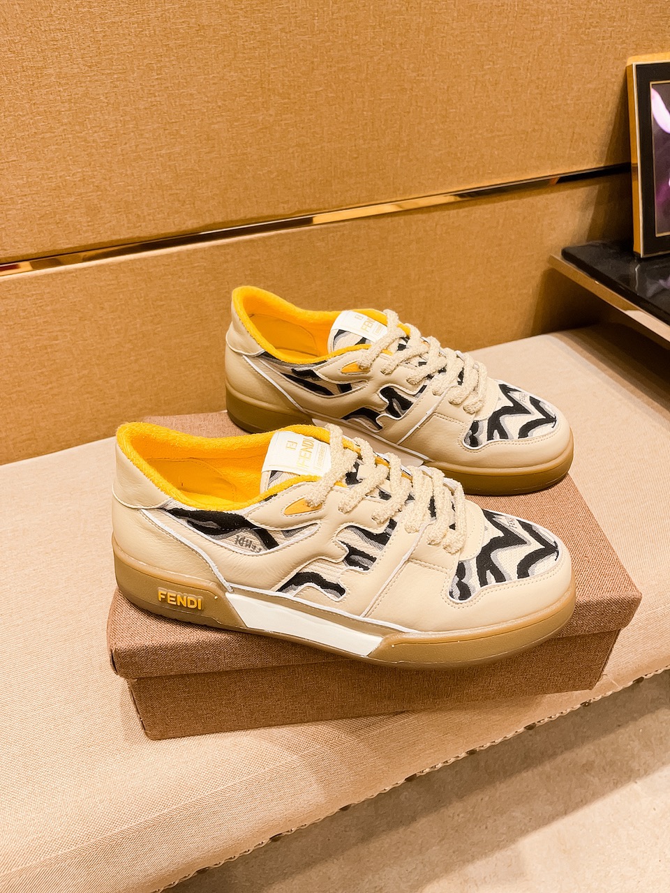 J0   芬迪 男鞋高端品牌 官网1：1最新力作：鞋面采用意大利进口头层牛皮搭配舒适透气内里➕原版防滑耐磨大底制作 ，让行走更加便捷舒适，惊世之作，与官方的质量相比美的1：1复刻[色]打造时尚个性衬托你的与众不同潮男必备!经典