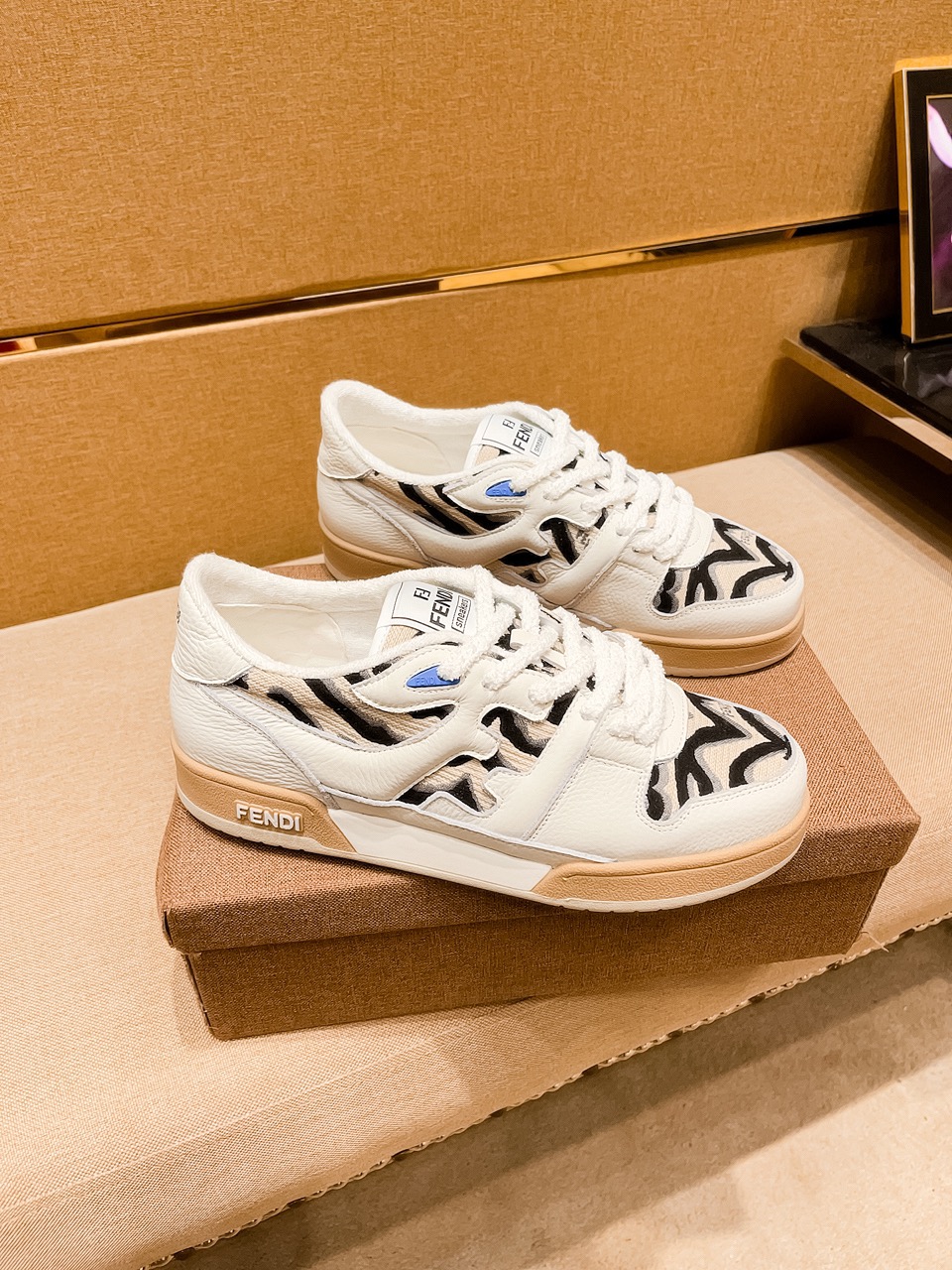 J0   芬迪 男鞋高端品牌 官网1：1最新力作：鞋面采用意大利进口头层牛皮搭配舒适透气内里➕原版防滑耐磨大底制作 ，让行走更加便捷舒适，惊世之作，与官方的质量相比美的1：1复刻[色]打造时尚个性衬托你的与众不同潮男必备!经典