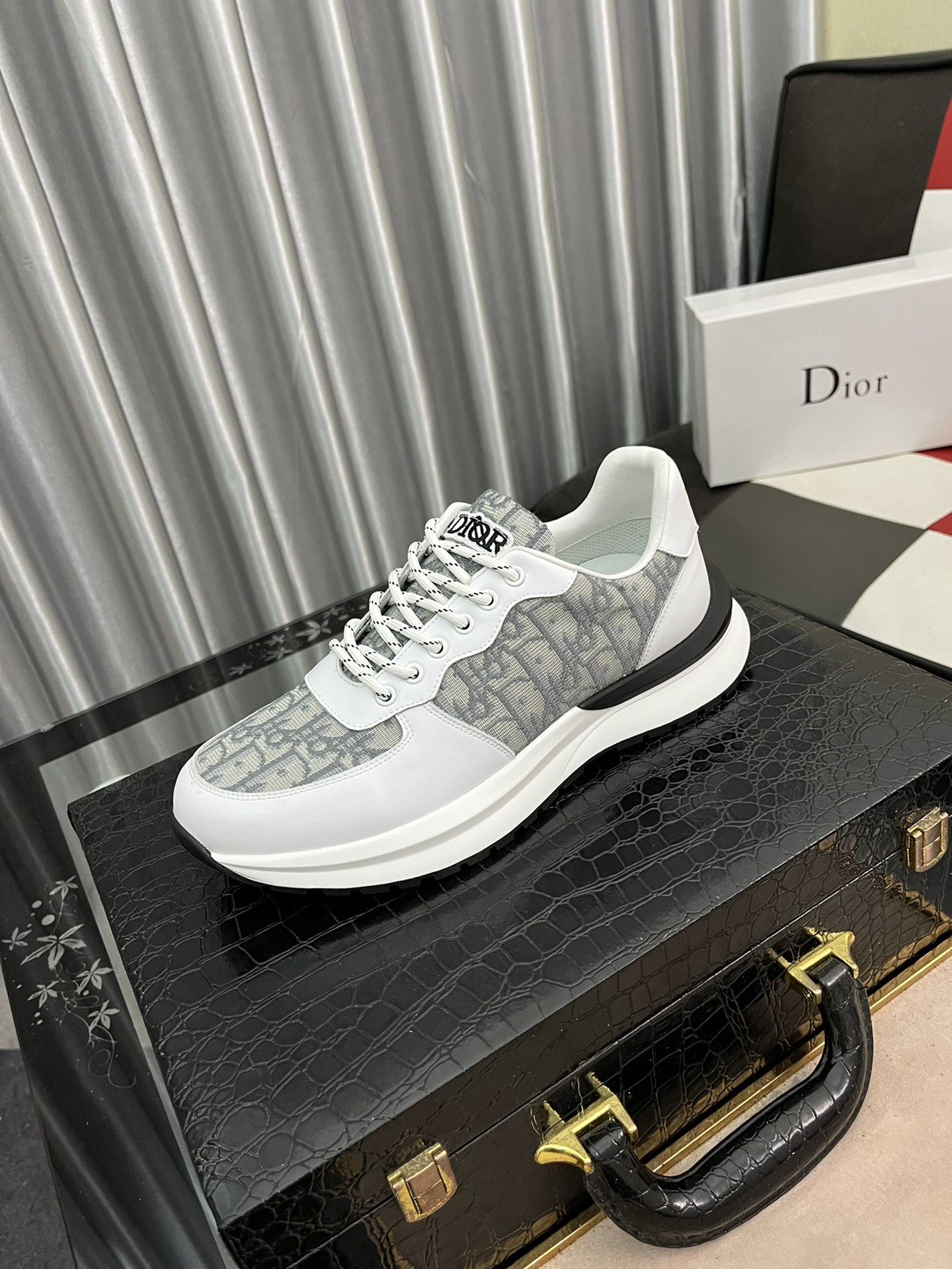 I5  迪奥 最 2022精心打造，引爆全场不断创新的国际品牌 此款男士休闲鞋，原版版本，专柜一比一牛皮材质，皮垫脚➕橡胶防滑大底，透气舒适以质量说话