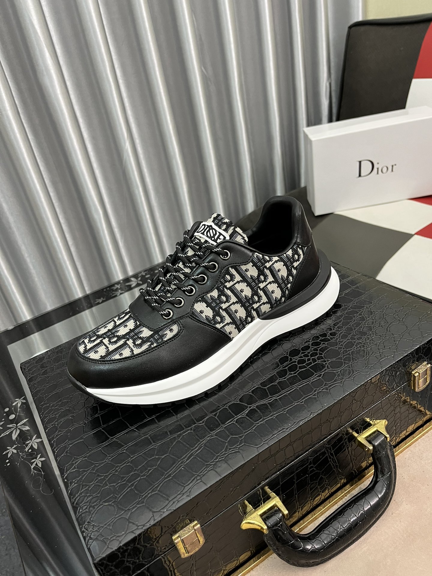 I5  迪奥 最 2022精心打造，引爆全场不断创新的国际品牌 此款男士休闲鞋，原版版本，专柜一比一牛皮材质，皮垫脚➕橡胶防滑大底，透气舒适以质量说话