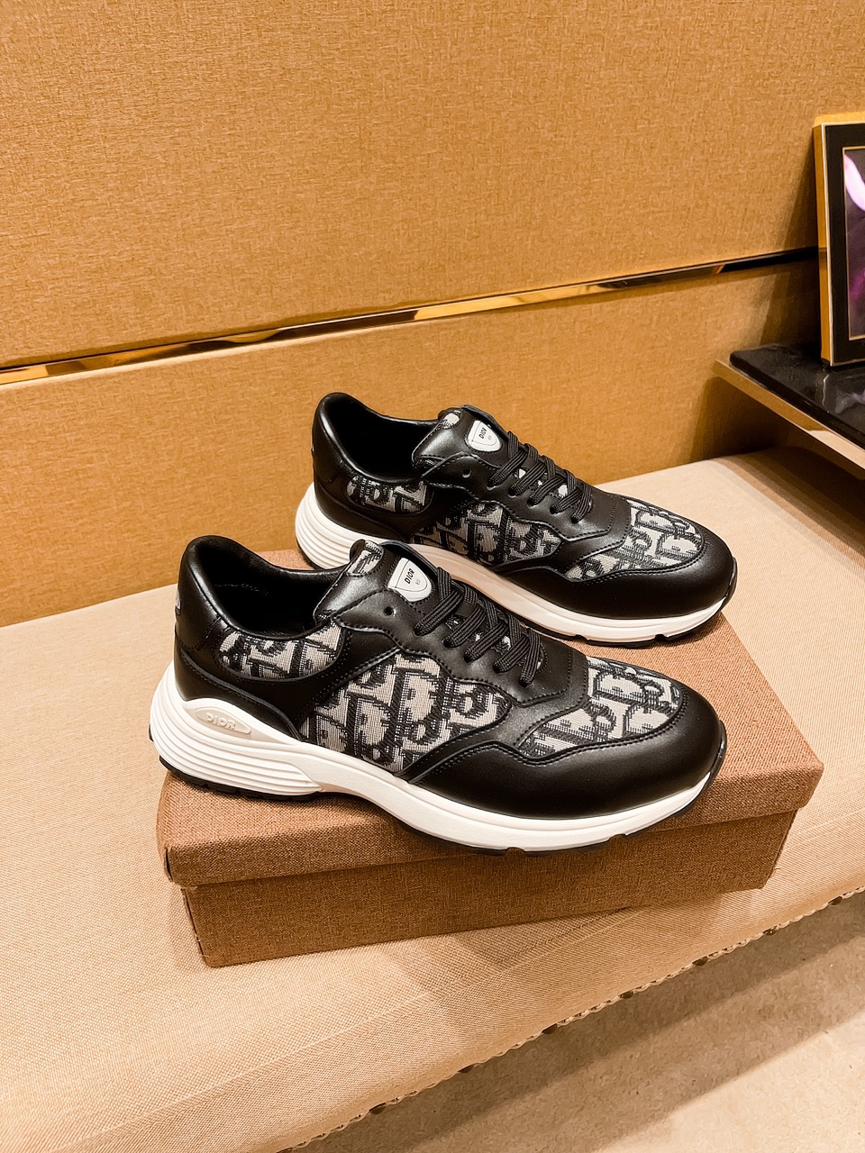 J0   迪奥 男鞋高端品牌 官网1：1最新力作：鞋面采用意大利进口头层牛皮搭配舒适透气内里➕原版防滑耐磨大底制作 ，让行走更加便捷舒适，惊世之作，与官方的质量相比美的1：1复刻 打造时尚个性衬托你的与众不同潮男必备!经典