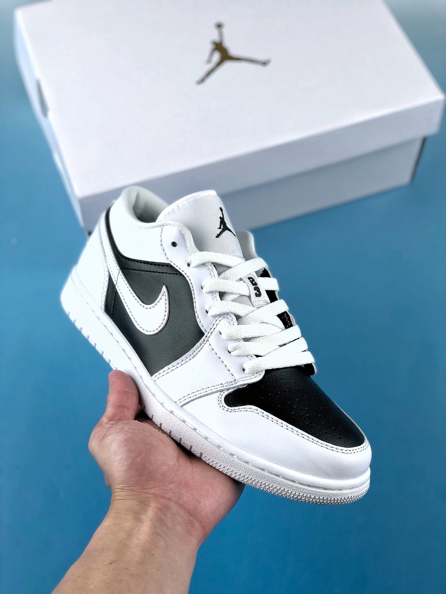 本地自取 终端放店
原装裸鞋级 市面最高工艺产物
Air Jordan 1 Low 纯原系列 反转白黑熊猫
当前市场最优版本 陆续上架
全鞋采用原装头层皮，用料扎实 精雕细琢
鞋型极致还原 飞翼3D打印改良 深度立体 
四线中底拉帮皮料选材 钢印 背胶一应俱全 全新批次 原装原模大底全鞋原厂定制皮料，手感细腻正确折边工艺 完美细节诠释。
官方货号：DC0774 100
Size：35.5 36 36.5 37.5 38 38.5 39 40 40.5 41 42 42.5 43 44 44.5 45