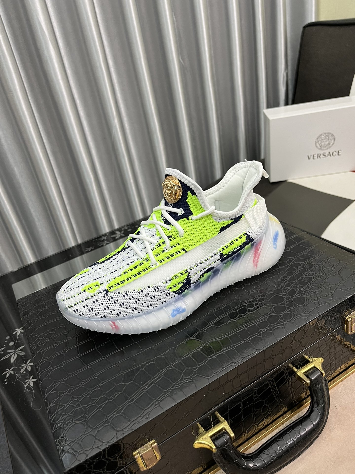 I0  versace范思哲运动款，👊🏻飞织鞋面🇩🇪+吸汗透气垫脚。轻便防滑柔软的爆米花大底，每一位男士的身份衬托，上脚百搭时尚🚶🏻🚶🏻高端定制复刻。SEZI：38-44。2⃣️色可选