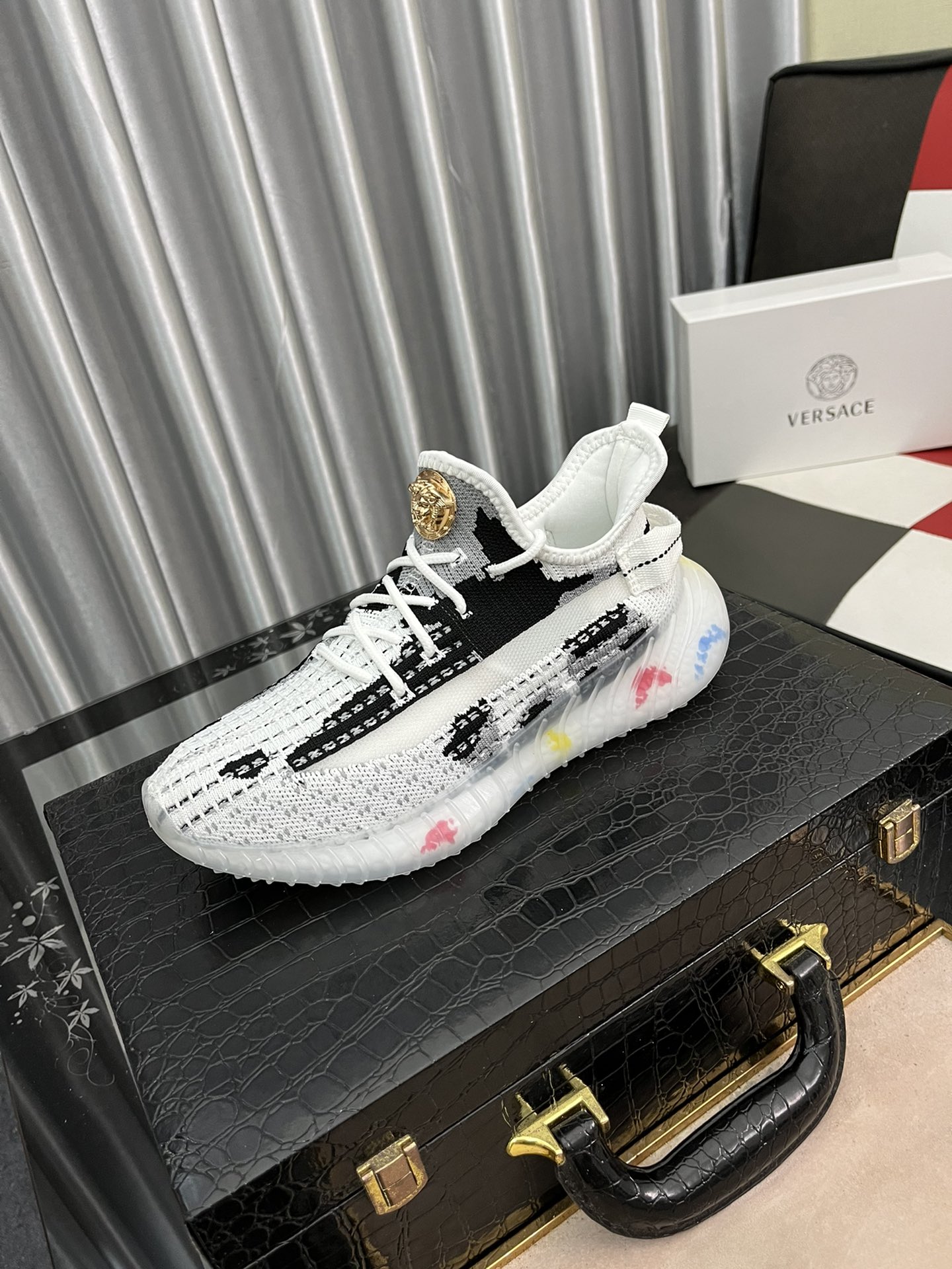 I0  versace范思哲运动款，👊🏻飞织鞋面🇩🇪+吸汗透气垫脚。轻便防滑柔软的爆米花大底，每一位男士的身份衬托，上脚百搭时尚🚶🏻🚶🏻高端定制复刻。SEZI：38-44。2⃣️色可选