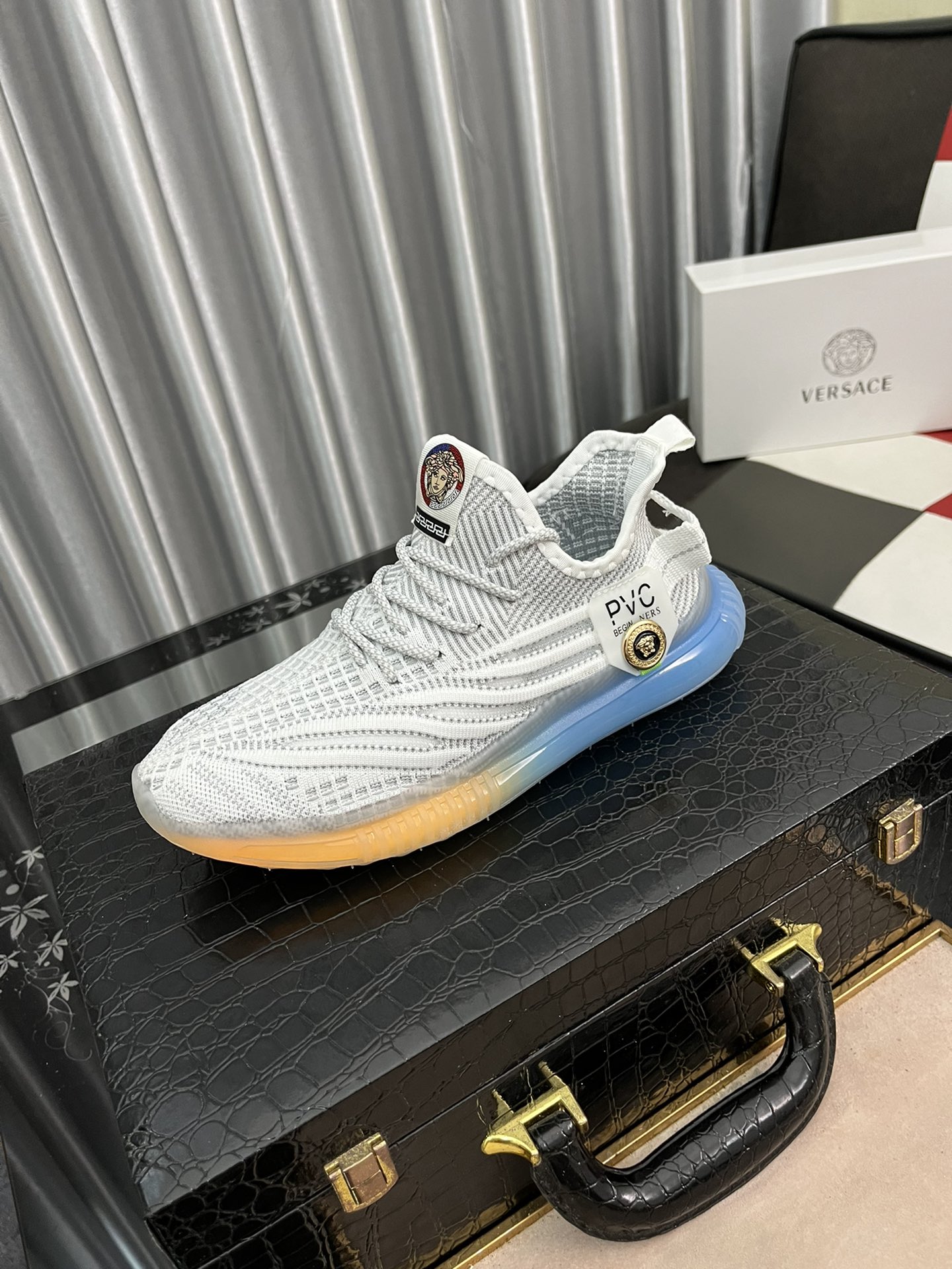 I0  versace范思哲运动款，👊🏻飞织鞋面🇩🇪+吸汗透气垫脚。轻便防滑柔软的爆米花大底，每一位男士的身份衬托，上脚百搭时尚🚶🏻🚶🏻高端定制复刻。SEZI：38-44。2⃣️色可选