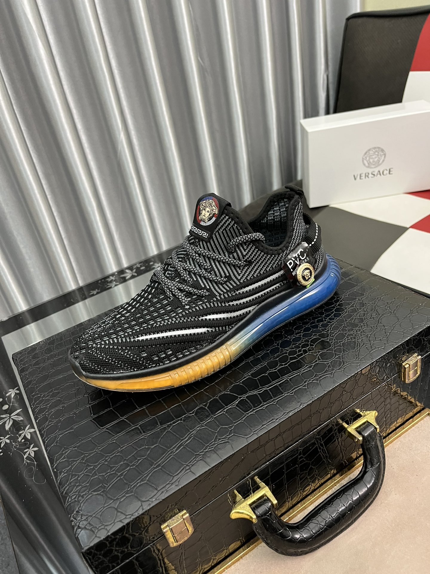 I0  versace范思哲运动款，👊🏻飞织鞋面🇩🇪+吸汗透气垫脚。轻便防滑柔软的爆米花大底，每一位男士的身份衬托，上脚百搭时尚🚶🏻🚶🏻高端定制复刻。SEZI：38-44。2⃣️色可选