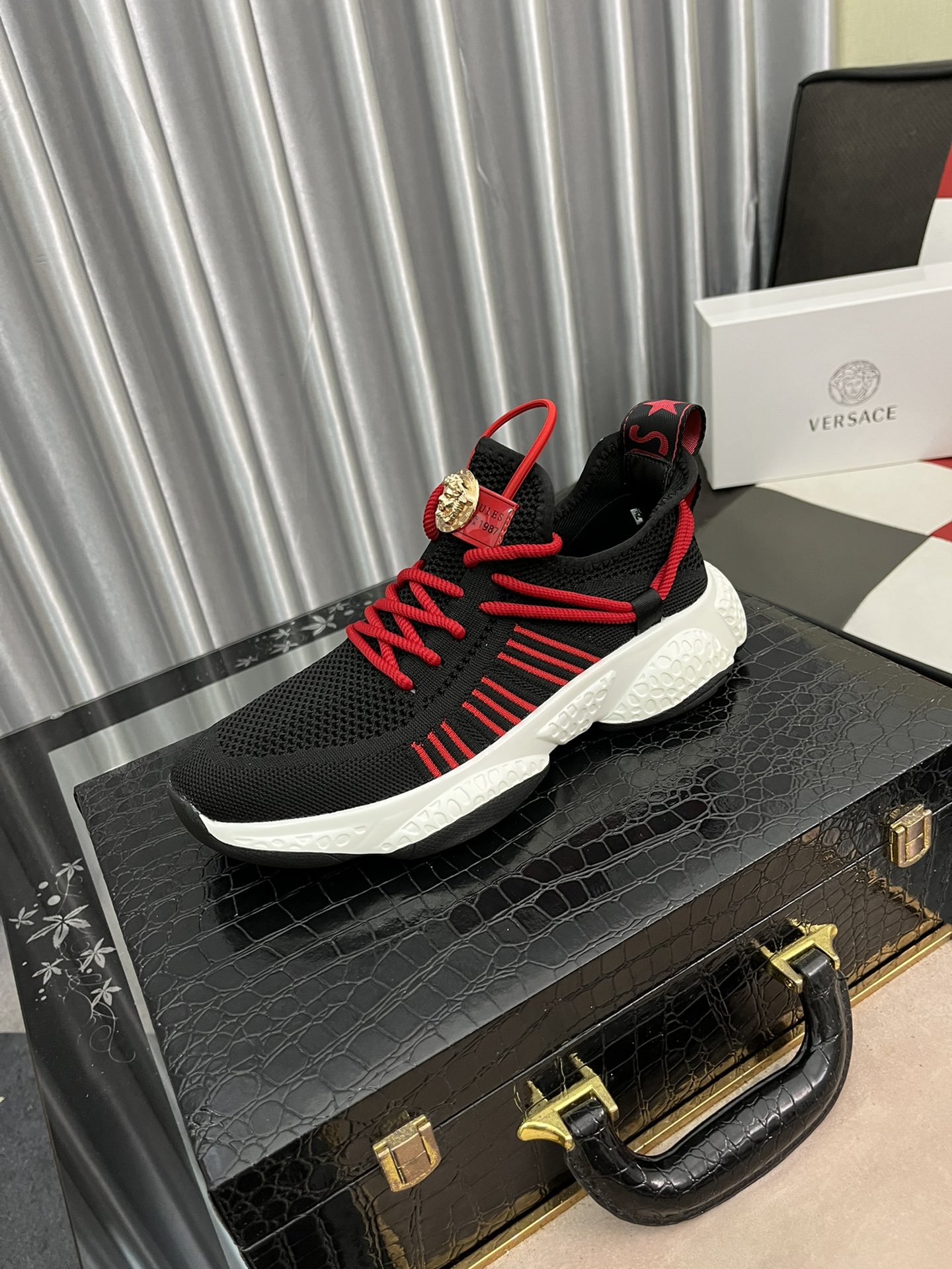 I5   范思哲 🔝男鞋高端品牌。鞋面采用意大利官网原版透气飞织配滴胶鞋面➕全透气网布内里配猪皮垫脚制作 超强弹力真爆米花大底，潮男必备。