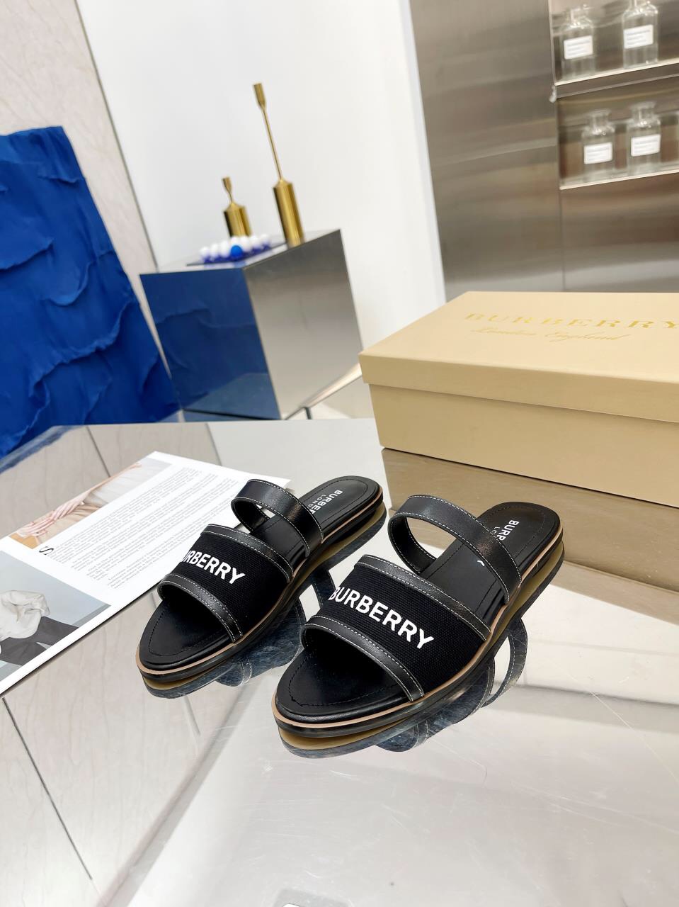 “Sulfurized Burberry Barborie Flat-Bed Slippers with Sheepskin Lining and Anti-Sliding Bottom” - 图片 6