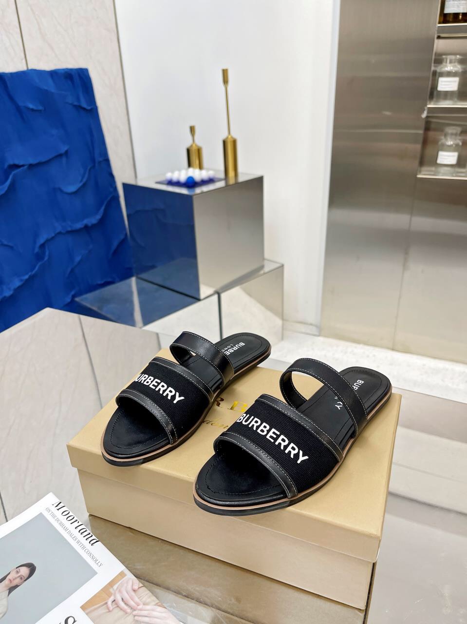 “Sulfurized Burberry Barborie Flat-Bed Slippers with Sheepskin Lining and Anti-Sliding Bottom” - 图片 5