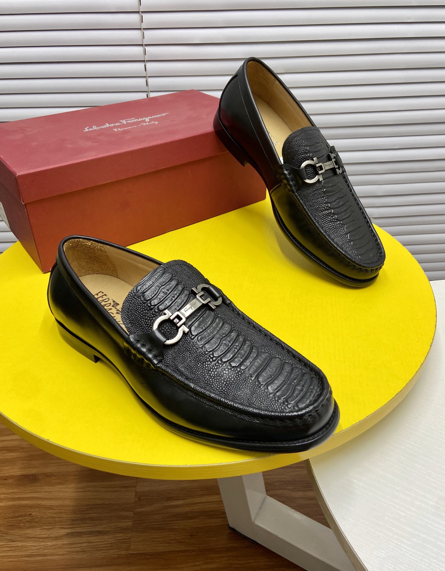 J0 🍒39-45码水洗牛皮内里👞原版橡胶大底👞品牌：菲拉格慕Ferragamo标准码：男码39-45等级：官网同款 原单品质材料：原版头层牛皮 水染牛皮内里 原版轻便橡胶大底款式类别：男士时尚 正装休闲皮鞋 套脚款男鞋系列 年轻时尚 欧美潮流 英伦风格 随意搭配 脚感舒適颜色：实物图