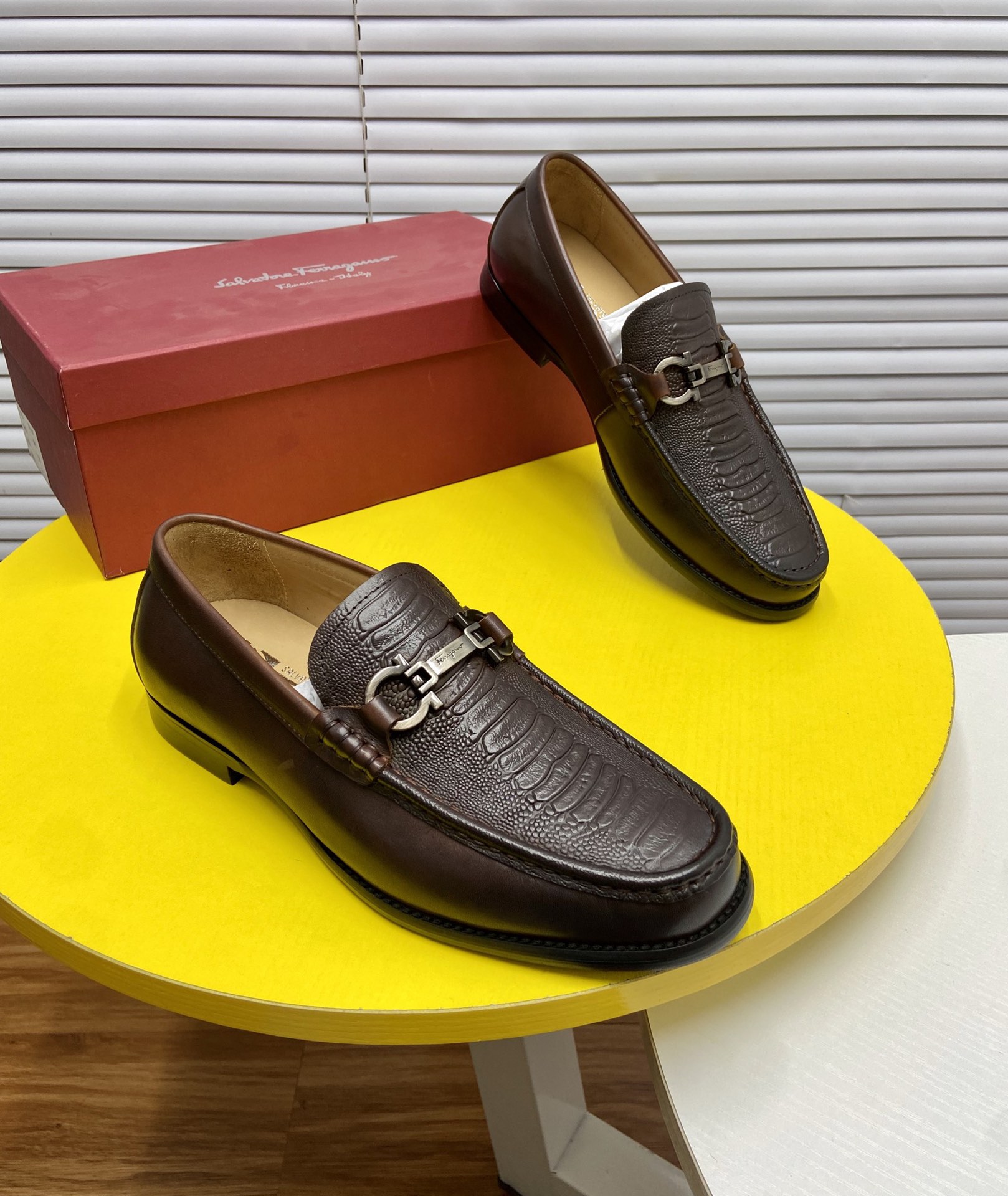 J0 🍒39-45码水洗牛皮内里👞原版橡胶大底👞品牌：菲拉格慕Ferragamo标准码：男码39-45等级：官网同款 原单品质材料：原版头层牛皮 水染牛皮内里 原版轻便橡胶大底款式类别：男士时尚 正装休闲皮鞋 套脚款男鞋系列 年轻时尚 欧美潮流 英伦风格 随意搭配 脚感舒適颜色：实物图