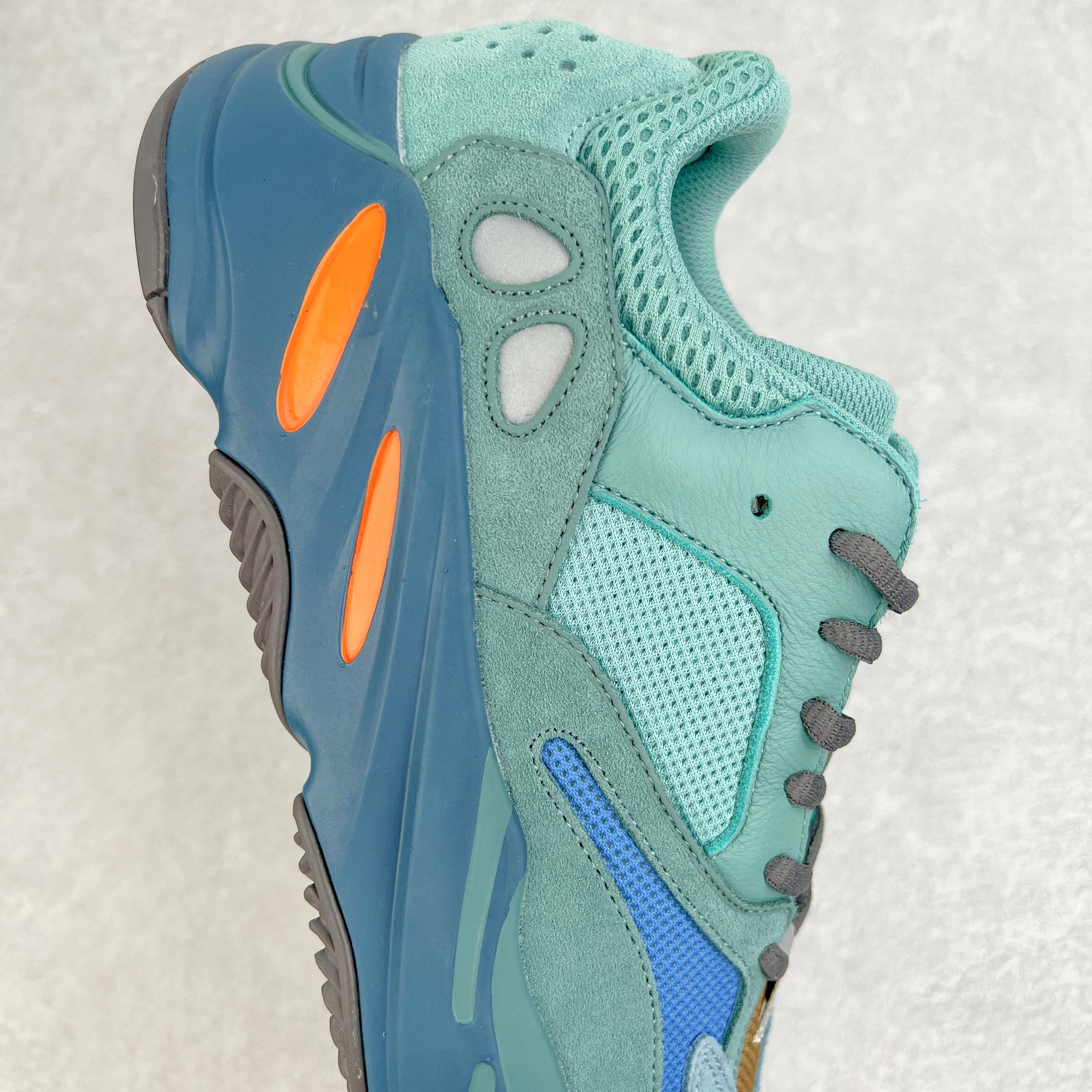 图片[6]-＃JC纯原 Yeezy Boost Runner 700 青铜器 GZ2002 原楦原纸板开发 完美低趴原鞋韵味 市场同价位区间 性价比绝无第二家 正确头层牛巴革材质 原厂3D档案数据 原厂纸板 头层皮料 细节与正品对版 中底内置 Basf 科技 材质轻便 穿着软硬适中 全套纸板模具 原厂3M反光材料尺码：36 36.5 37 38 38.5 39 40 40.5 41 42 42.5 43 44 44.5 45 46 47 48-选品中心