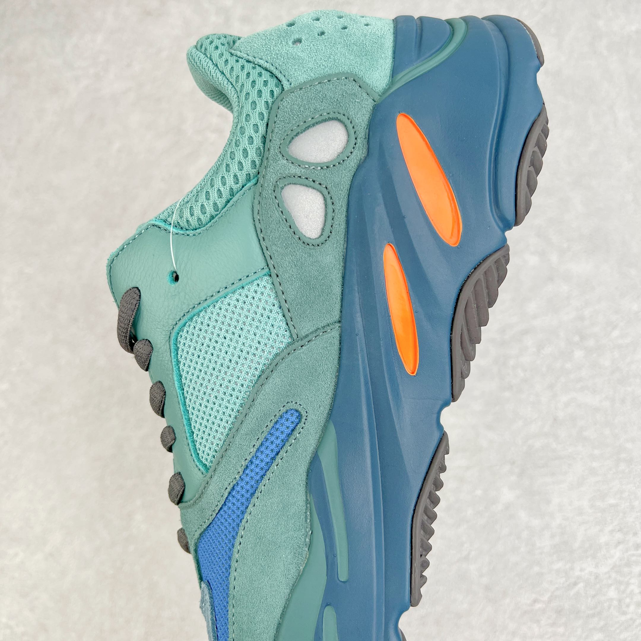 图片[7]-＃JC纯原 Yeezy Boost Runner 700 青铜器 GZ2002 原楦原纸板开发 完美低趴原鞋韵味 市场同价位区间 性价比绝无第二家 正确头层牛巴革材质 原厂3D档案数据 原厂纸板 头层皮料 细节与正品对版 中底内置 Basf 科技 材质轻便 穿着软硬适中 全套纸板模具 原厂3M反光材料尺码：36 36.5 37 38 38.5 39 40 40.5 41 42 42.5 43 44 44.5 45 46 47 48-选品中心