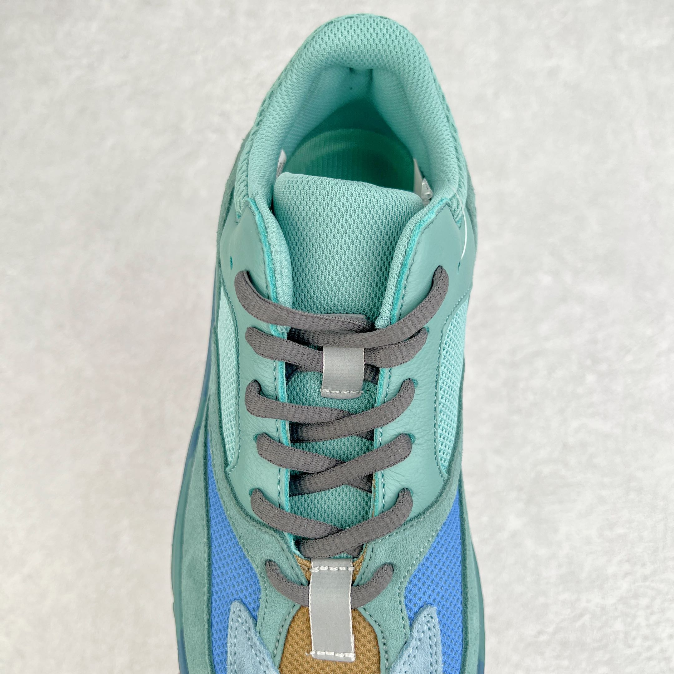 图片[5]-＃JC纯原 Yeezy Boost Runner 700 青铜器 GZ2002 原楦原纸板开发 完美低趴原鞋韵味 市场同价位区间 性价比绝无第二家 正确头层牛巴革材质 原厂3D档案数据 原厂纸板 头层皮料 细节与正品对版 中底内置 Basf 科技 材质轻便 穿着软硬适中 全套纸板模具 原厂3M反光材料尺码：36 36.5 37 38 38.5 39 40 40.5 41 42 42.5 43 44 44.5 45 46 47 48-选品中心