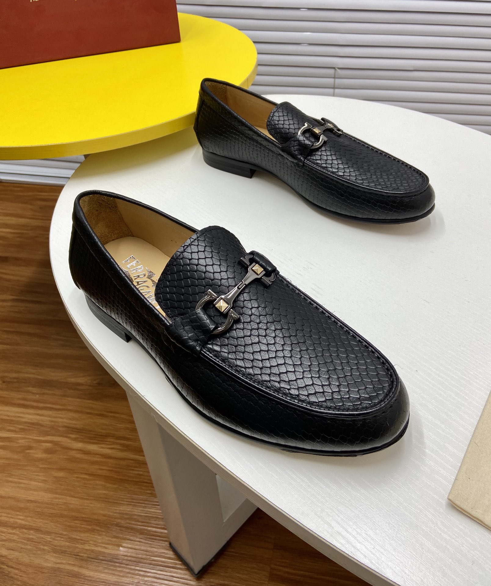 J0 🍒38-44码水洗牛皮内里👞原版橡胶大底👞品牌：菲拉格慕Ferragamo标准码：男码38-44等级：官网同款 原单品质材料：原版头层牛皮 水染牛皮内里 原版轻便橡胶大底款式类别：男士时尚 正装休闲皮鞋 套脚款男鞋系列 年轻时尚 欧美潮流 英伦风格 随意搭配 脚感舒適颜色：实物图