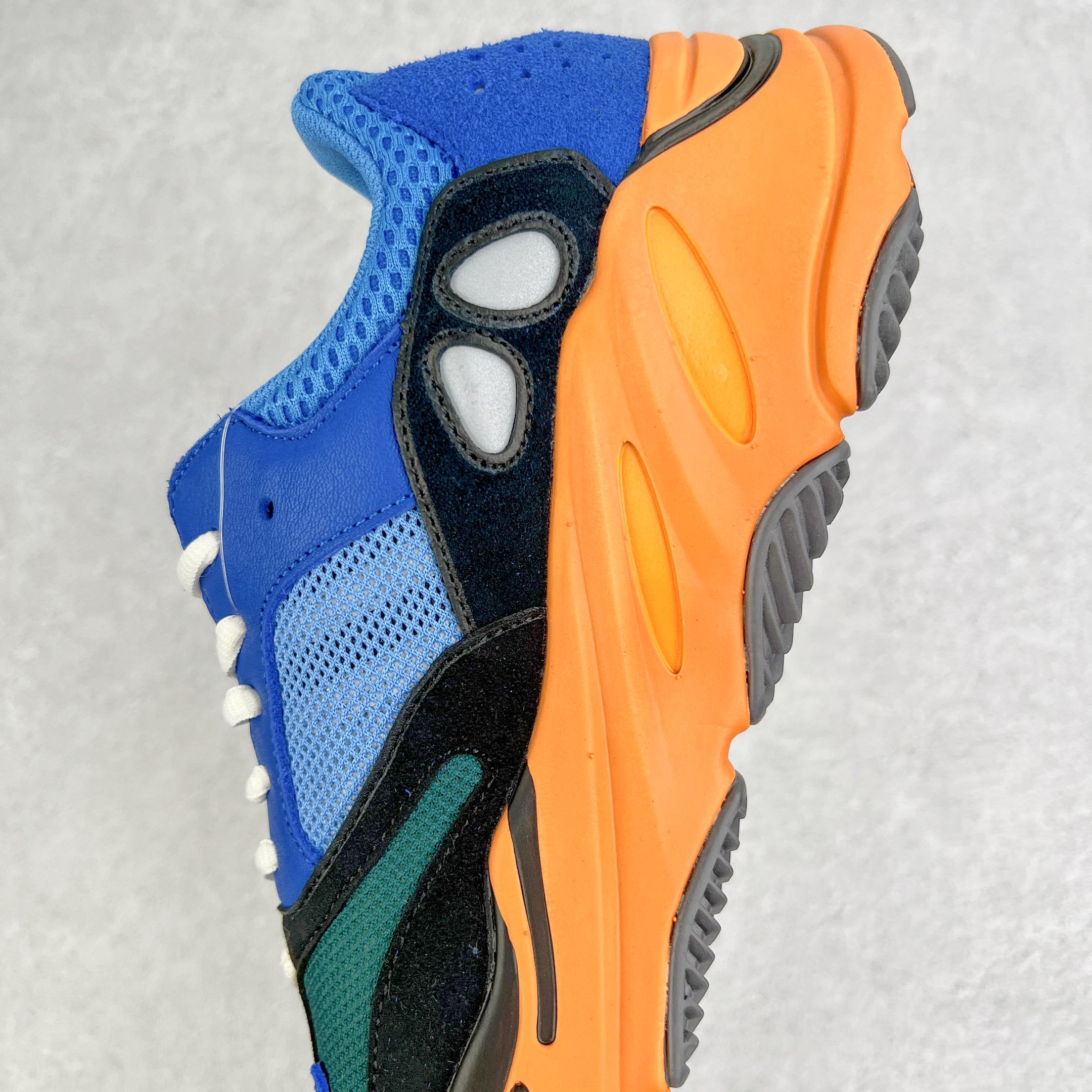 图片[7]-＃JC纯原 Yeezy Boost Runner 700 蓝橙 GZ0541 原楦原纸板开发 完美低趴原鞋韵味 市场同价位区间 性价比绝无第二家 正确头层牛巴革材质 原厂3D档案数据 原厂纸板 头层皮料 细节与正品对版 中底内置 Basf 科技 材质轻便 穿着软硬适中 全套纸板模具 原厂3M反光材料尺码：36 36.5 37 38 38.5 39 40 40.5 41 42 42.5 43 44 44.5 45 46 47 48-选品中心