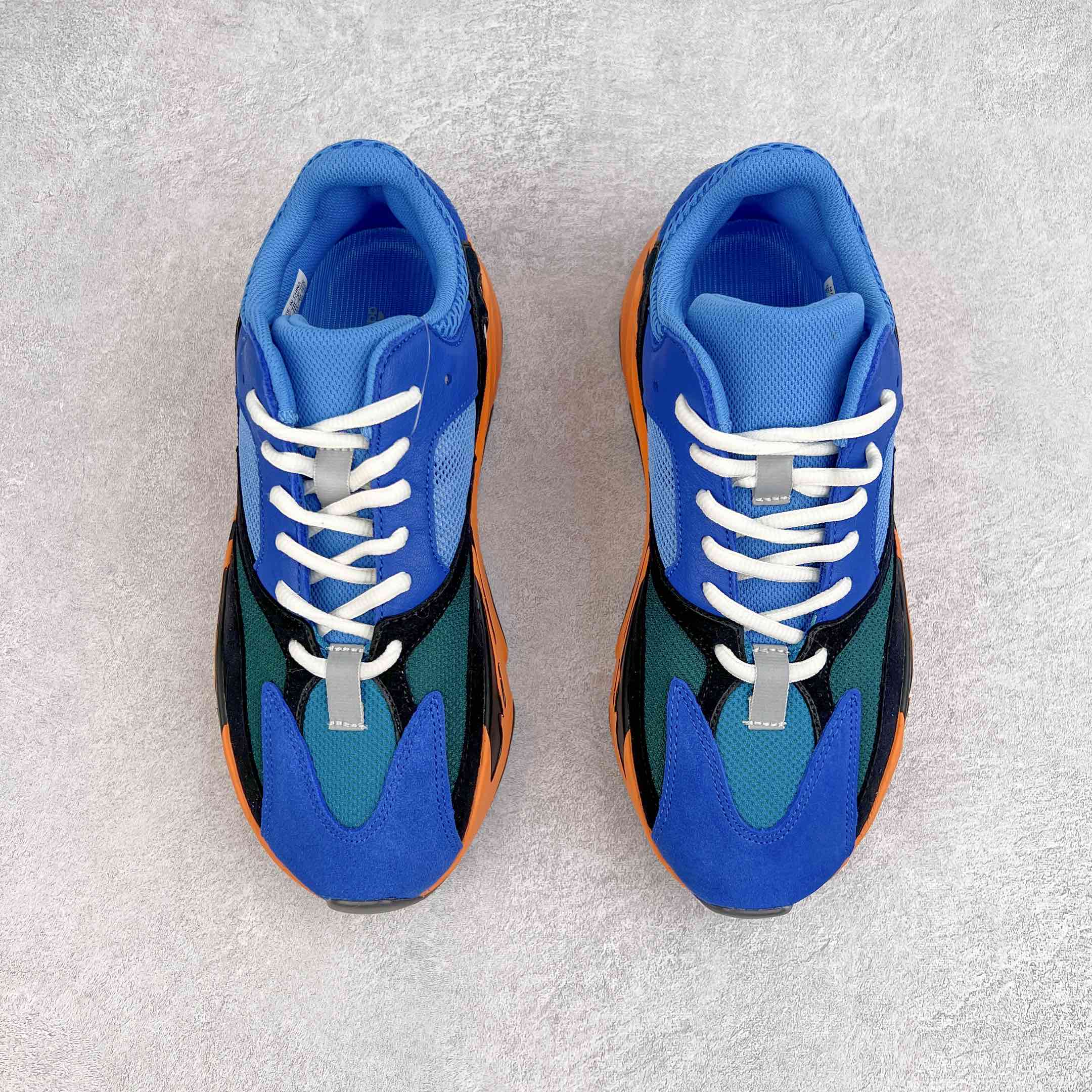 图片[2]-＃JC纯原 Yeezy Boost Runner 700 蓝橙 GZ0541 原楦原纸板开发 完美低趴原鞋韵味 市场同价位区间 性价比绝无第二家 正确头层牛巴革材质 原厂3D档案数据 原厂纸板 头层皮料 细节与正品对版 中底内置 Basf 科技 材质轻便 穿着软硬适中 全套纸板模具 原厂3M反光材料尺码：36 36.5 37 38 38.5 39 40 40.5 41 42 42.5 43 44 44.5 45 46 47 48-选品中心