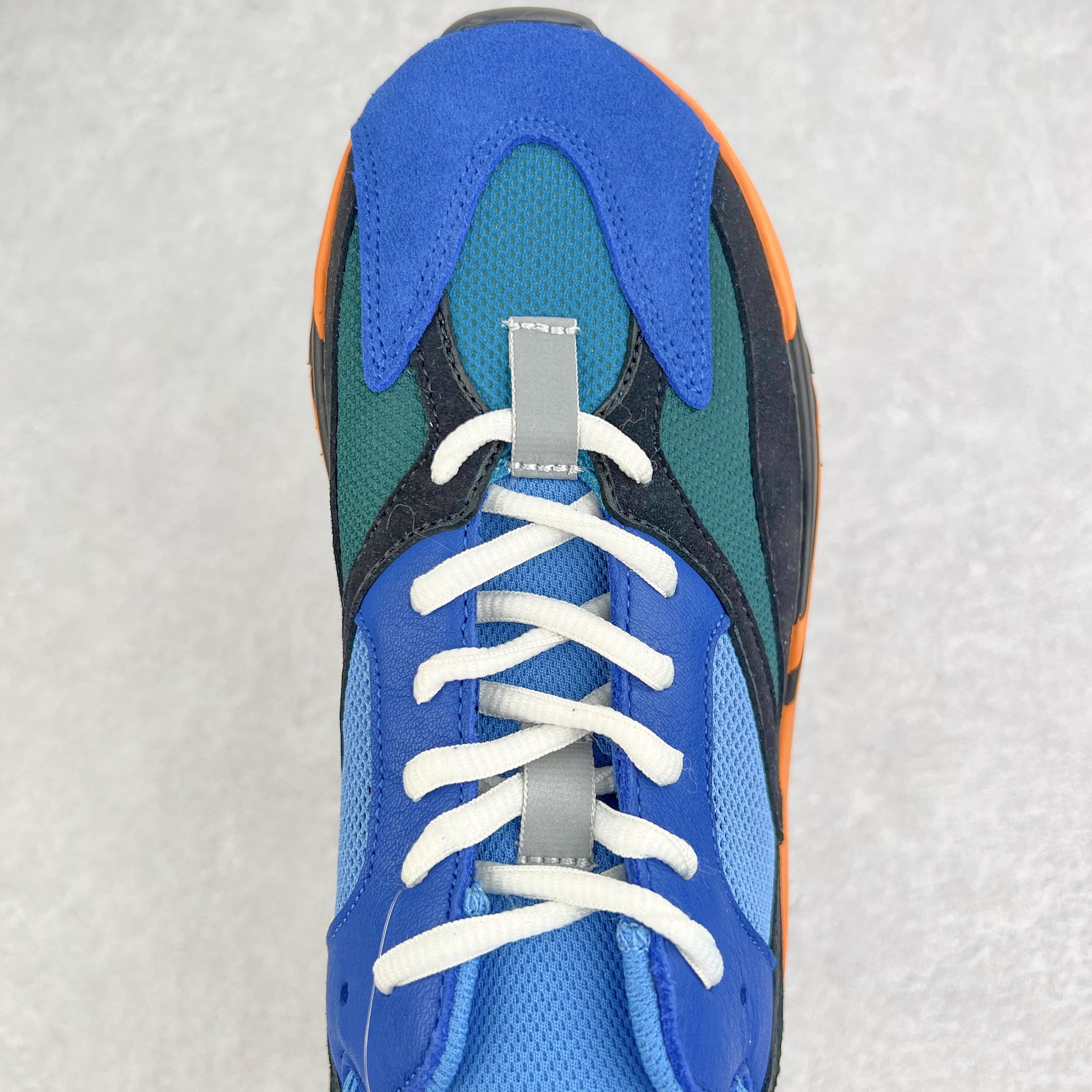 图片[4]-＃JC纯原 Yeezy Boost Runner 700 蓝橙 GZ0541 原楦原纸板开发 完美低趴原鞋韵味 市场同价位区间 性价比绝无第二家 正确头层牛巴革材质 原厂3D档案数据 原厂纸板 头层皮料 细节与正品对版 中底内置 Basf 科技 材质轻便 穿着软硬适中 全套纸板模具 原厂3M反光材料尺码：36 36.5 37 38 38.5 39 40 40.5 41 42 42.5 43 44 44.5 45 46 47 48-选品中心