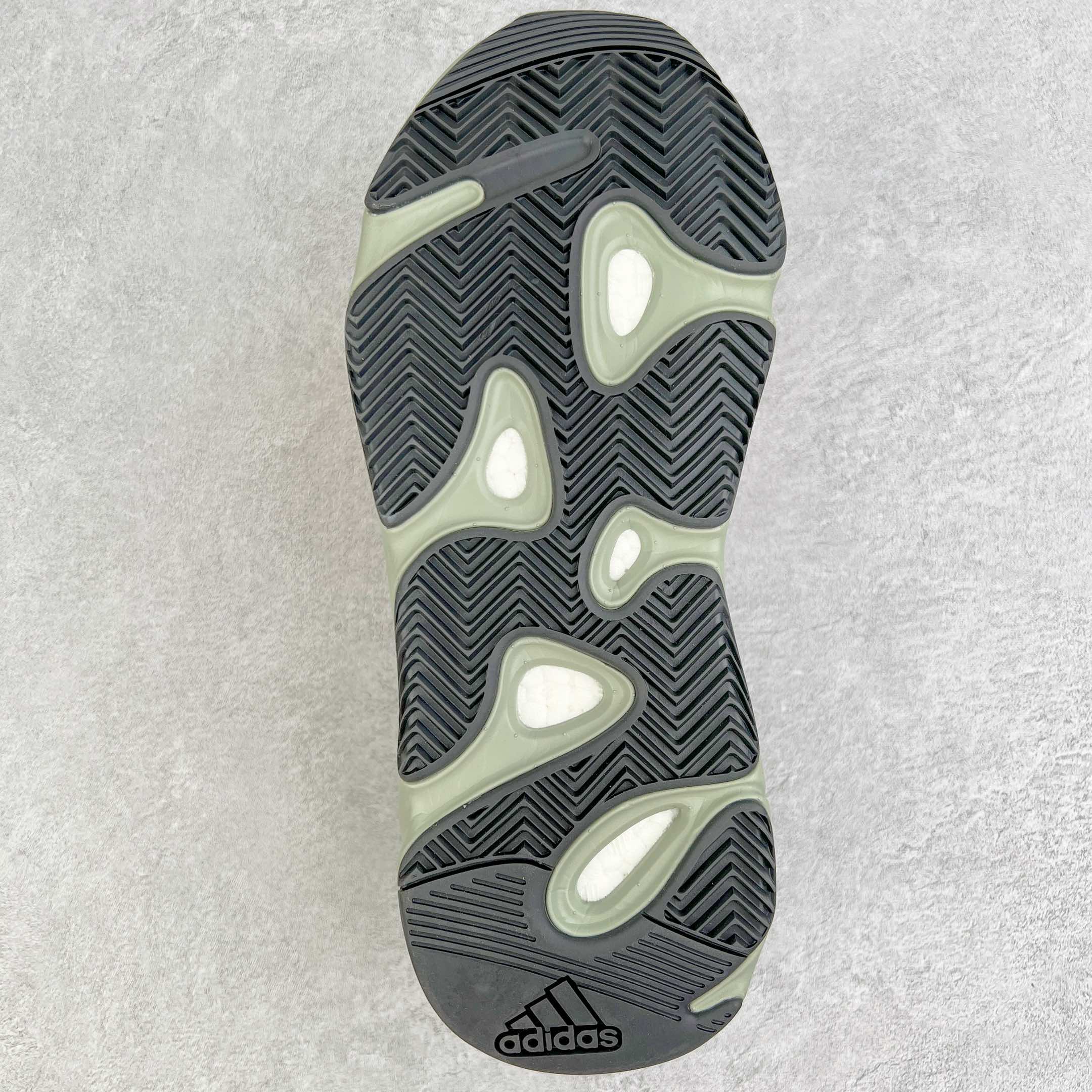 图片[9]-＃JC纯原 Yeezy Boost Runner 700 海盐白 EG7487 原楦原纸板开发 完美低趴原鞋韵味 市场同价位区间 性价比绝无第二家 正确头层牛巴革材质 原厂3D档案数据 原厂纸板 头层皮料 细节与正品对版 中底内置 Basf 科技 材质轻便 穿着软硬适中 全套纸板模具 原厂3M反光材料尺码：36 36.5 37 38 38.5 39 40 40.5 41 42 42.5 43 44 44.5 45 46 47 48-选品中心