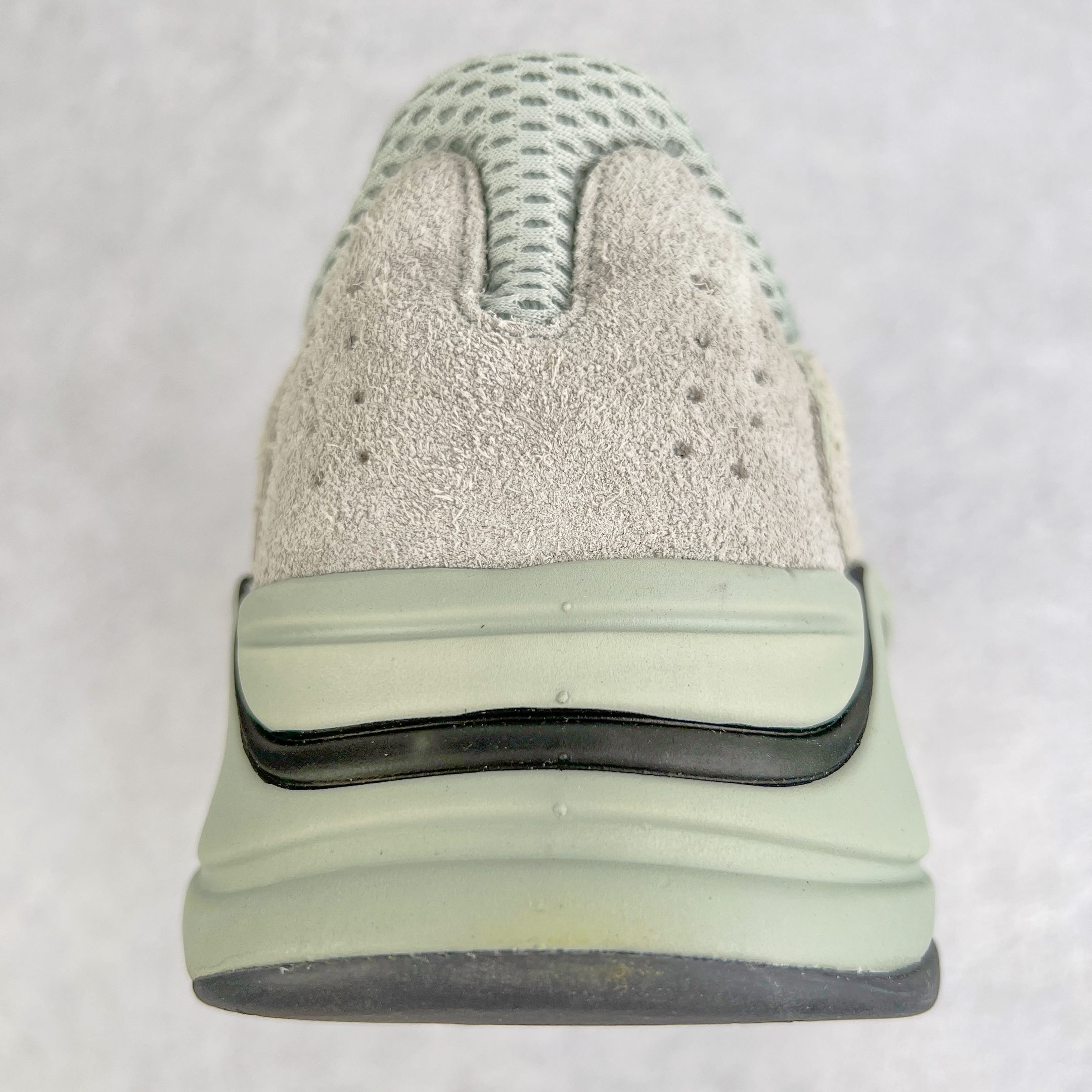 图片[8]-＃JC纯原 Yeezy Boost Runner 700 海盐白 EG7487 原楦原纸板开发 完美低趴原鞋韵味 市场同价位区间 性价比绝无第二家 正确头层牛巴革材质 原厂3D档案数据 原厂纸板 头层皮料 细节与正品对版 中底内置 Basf 科技 材质轻便 穿着软硬适中 全套纸板模具 原厂3M反光材料尺码：36 36.5 37 38 38.5 39 40 40.5 41 42 42.5 43 44 44.5 45 46 47 48-选品中心