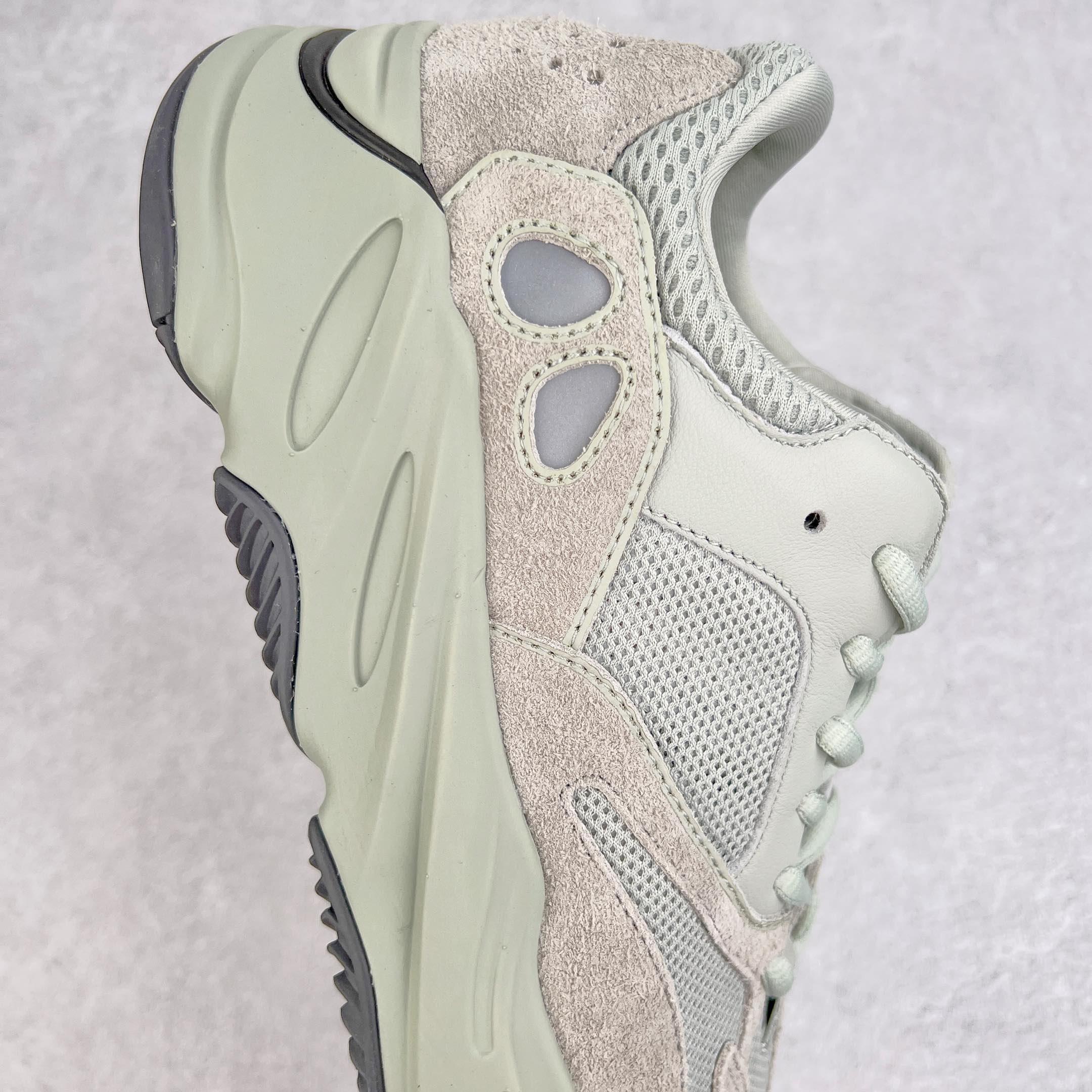 图片[6]-＃JC纯原 Yeezy Boost Runner 700 海盐白 EG7487 原楦原纸板开发 完美低趴原鞋韵味 市场同价位区间 性价比绝无第二家 正确头层牛巴革材质 原厂3D档案数据 原厂纸板 头层皮料 细节与正品对版 中底内置 Basf 科技 材质轻便 穿着软硬适中 全套纸板模具 原厂3M反光材料尺码：36 36.5 37 38 38.5 39 40 40.5 41 42 42.5 43 44 44.5 45 46 47 48-选品中心