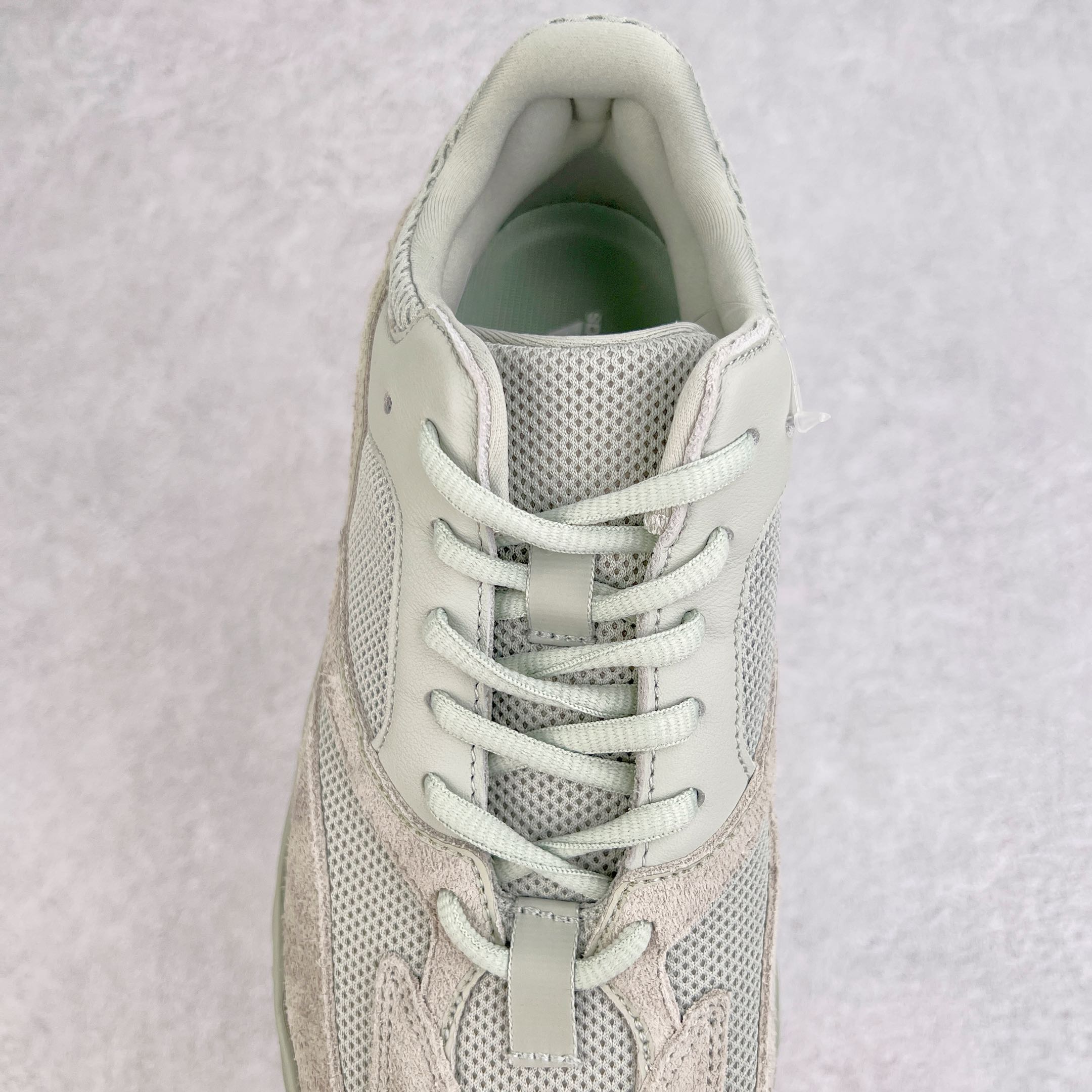 图片[5]-＃JC纯原 Yeezy Boost Runner 700 海盐白 EG7487 原楦原纸板开发 完美低趴原鞋韵味 市场同价位区间 性价比绝无第二家 正确头层牛巴革材质 原厂3D档案数据 原厂纸板 头层皮料 细节与正品对版 中底内置 Basf 科技 材质轻便 穿着软硬适中 全套纸板模具 原厂3M反光材料尺码：36 36.5 37 38 38.5 39 40 40.5 41 42 42.5 43 44 44.5 45 46 47 48-选品中心