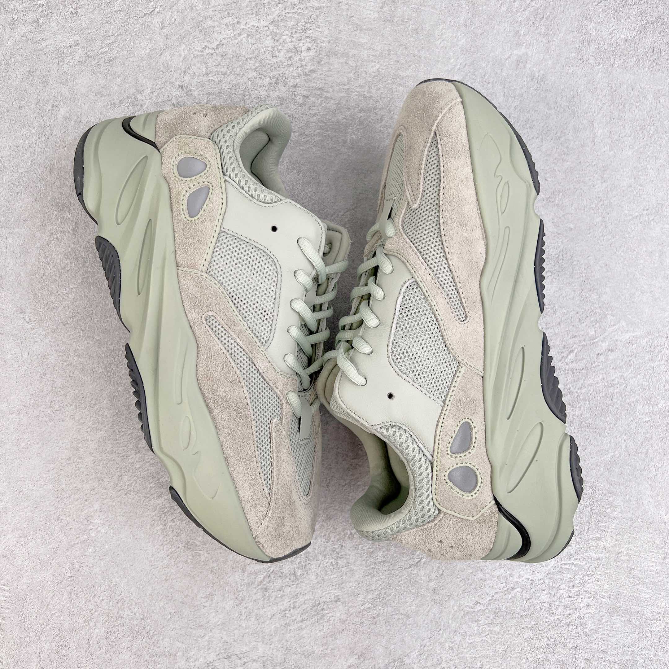 图片[3]-＃JC纯原 Yeezy Boost Runner 700 海盐白 EG7487 原楦原纸板开发 完美低趴原鞋韵味 市场同价位区间 性价比绝无第二家 正确头层牛巴革材质 原厂3D档案数据 原厂纸板 头层皮料 细节与正品对版 中底内置 Basf 科技 材质轻便 穿着软硬适中 全套纸板模具 原厂3M反光材料尺码：36 36.5 37 38 38.5 39 40 40.5 41 42 42.5 43 44 44.5 45 46 47 48-选品中心