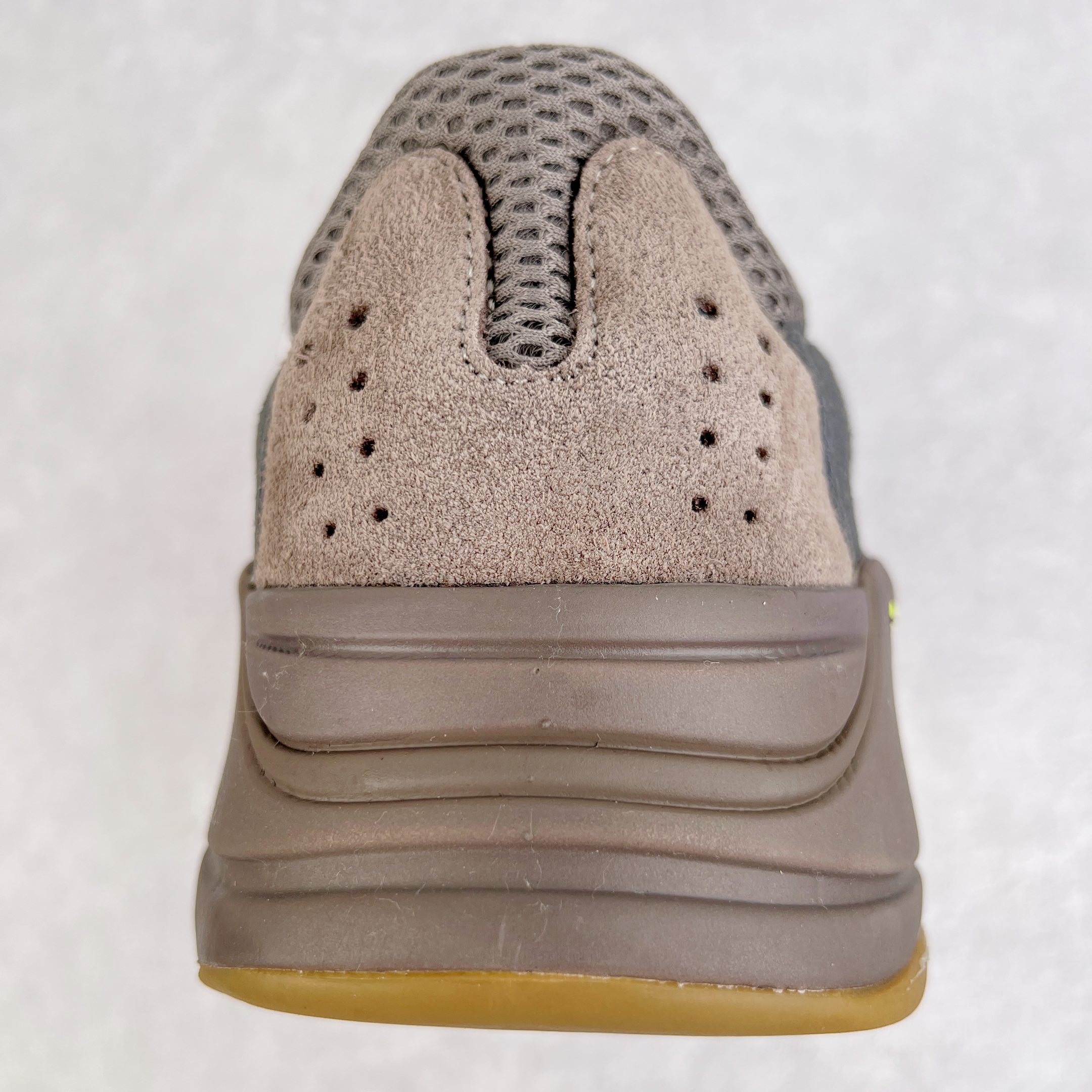 图片[7]-＃JC纯原 Yeezy Boost Runner 700 黑褐色 EE9614 原楦原纸板开发 完美低趴原鞋韵味 市场同价位区间 性价比绝无第二家 正确头层牛巴革材质 原厂3D档案数据 原厂纸板 头层皮料 细节与正品对版 中底内置 Basf 科技 材质轻便 穿着软硬适中 全套纸板模具 原厂3M反光材料尺码：36 36.5 37 38 38.5 39 40 40.5 41 42 42.5 43 44 44.5 45 46 47 48-选品中心