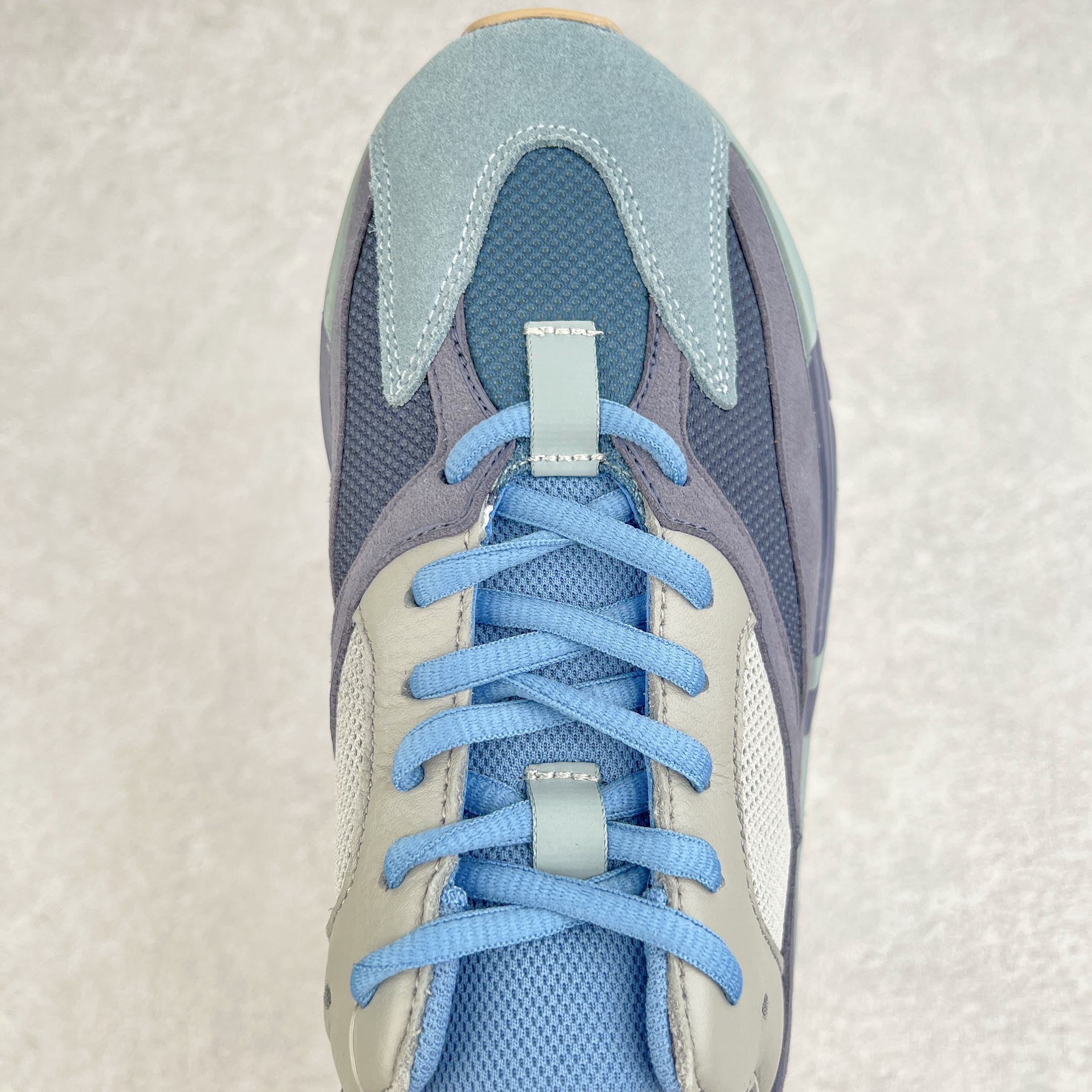 图片[4]-＃JC纯原 Yeezy Boost Runner 700 碳蓝 FW2498 原楦原纸板开发 完美低趴原鞋韵味 市场同价位区间 性价比绝无第二家 正确头层牛巴革材质 原厂3D档案数据 原厂纸板 头层皮料 细节与正品对版 中底内置 Basf 科技 材质轻便 穿着软硬适中 全套纸板模具 原厂3M反光材料尺码：36 36.5 37 38 38.5 39 40 40.5 41 42 42.5 43 44 44.5 45 46 47 48-选品中心