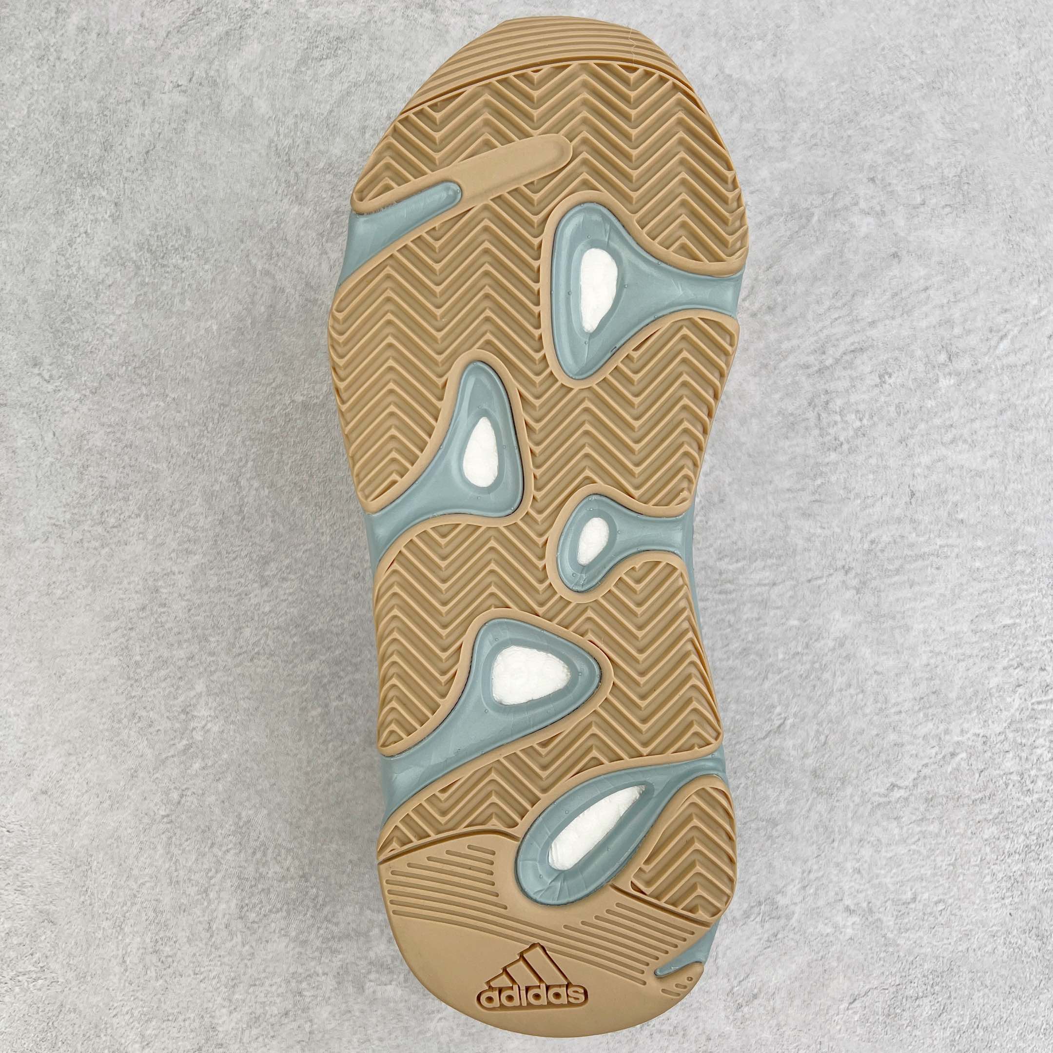 图片[9]-＃JC纯原 Yeezy Boost Runner 700 碳蓝 FW2498 原楦原纸板开发 完美低趴原鞋韵味 市场同价位区间 性价比绝无第二家 正确头层牛巴革材质 原厂3D档案数据 原厂纸板 头层皮料 细节与正品对版 中底内置 Basf 科技 材质轻便 穿着软硬适中 全套纸板模具 原厂3M反光材料尺码：36 36.5 37 38 38.5 39 40 40.5 41 42 42.5 43 44 44.5 45 46 47 48-选品中心