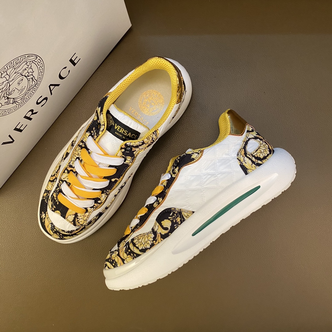 I5       最高品质范思哲VERSACE～独领风骚2⃣️0⃣️2⃣️2⃣️经典低帮懒人款，原版瓦莎琪牛皮鞋 鞋后跟霸气LOGO更是重金精心打造😍 材料：🐂进口头层小牛皮，羊皮内里🐑 欧美大师独特版面设计 完美打造专柜品质，懒人松紧带套脚设计 耐磨仿滑原版大底 运动跑步风设计 上脚独特的美，青年乐福款 休闲运动板鞋💓超级舒服。范思哲原版鞋面复刻 英伦范儿 适合司机驾车外出🚗 绝对的焦点 高端 优雅.男鞋