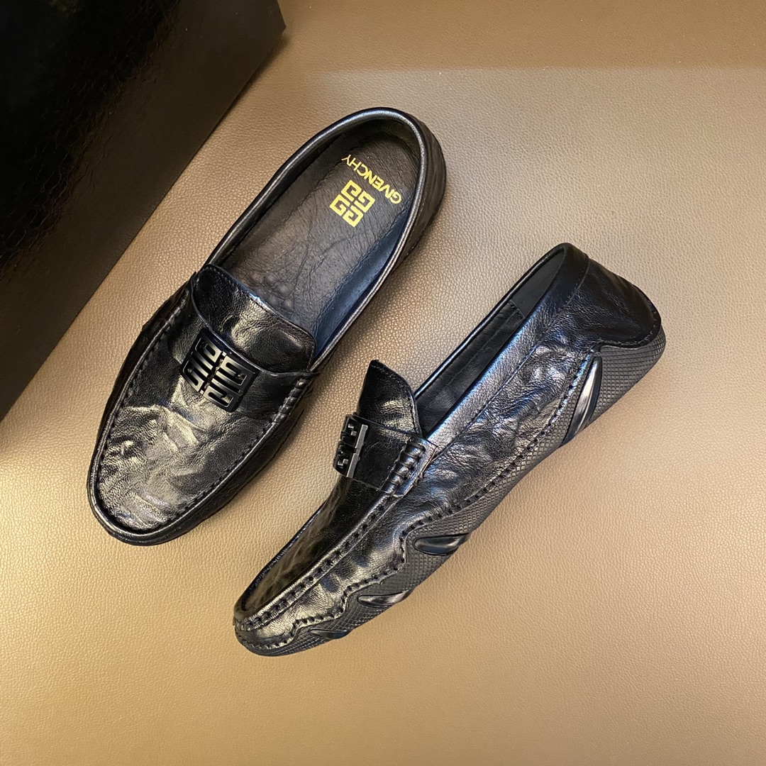 I5   豆豆鞋 帆船鞋  Givenchy  纪梵希 Givenchy 等级：原单官网1:1同款 原单品质材料：原版牛皮 羊皮内里 空胶技术 原版大底 🎬实物更赞 适合户外司机驾车跑步 出行🚗 高品质板鞋，款式类别：男士休闲运动板鞋有多种颜色：黑色 实物图男鞋