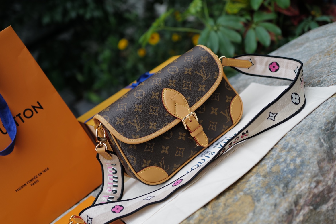 🌼 m45985尺寸9 x 15 x 24 CM 杏色肩带款。全网独家 原滋原味的原厂老花料！可供各大代