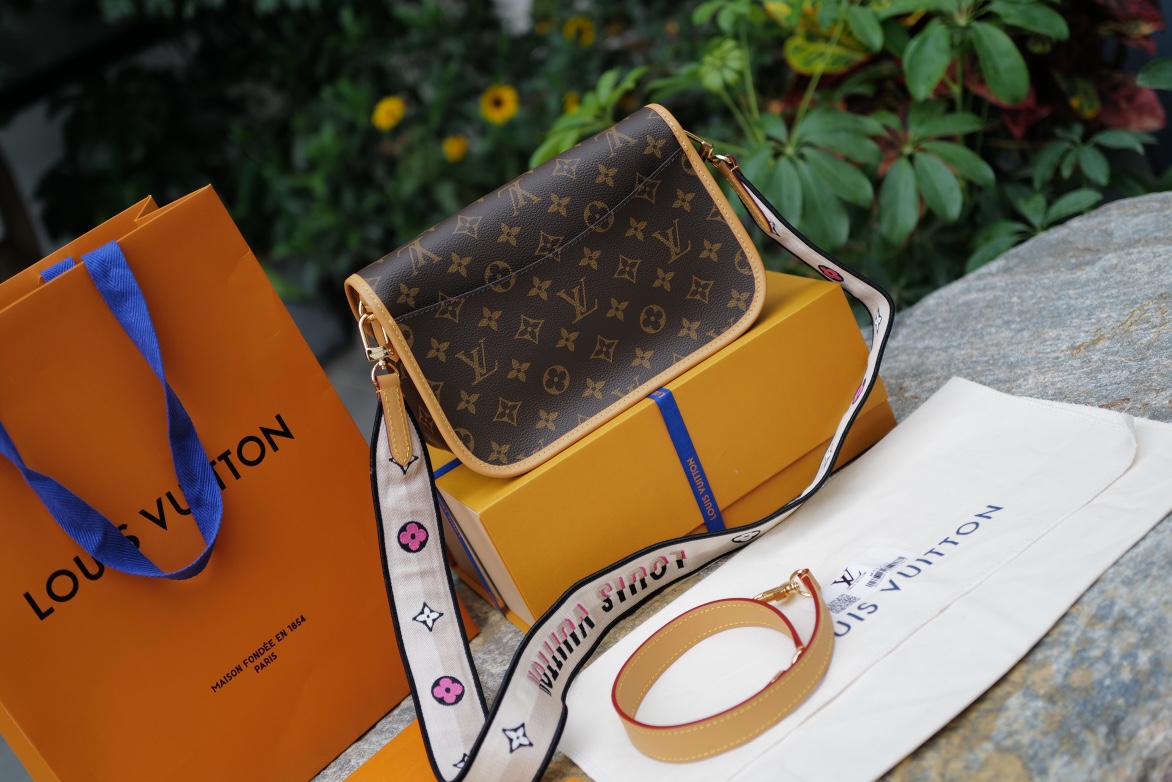 🌼 m45985尺寸9 x 15 x 24 CM 杏色肩带款。全网独家 原滋原味的原厂老花料！可供各大代