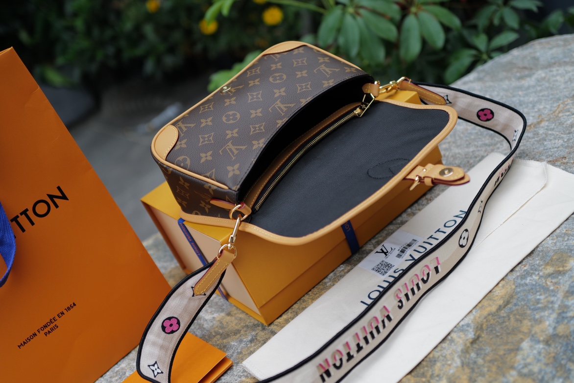 🌼 m45985尺寸9 x 15 x 24 CM 杏色肩带款。全网独家 原滋原味的原厂老花料！可供各大代