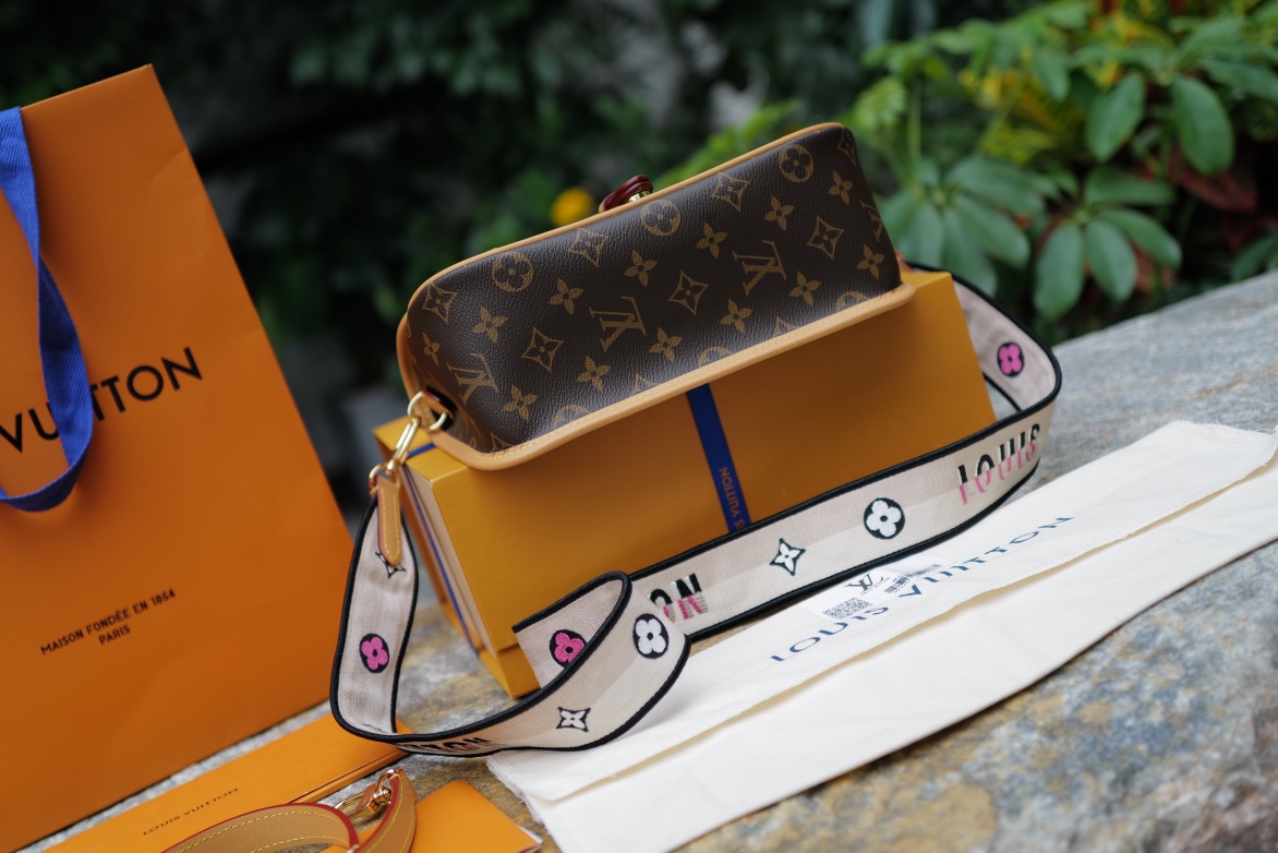 🌼 m45985尺寸9 x 15 x 24 CM 杏色肩带款。全网独家 原滋原味的原厂老花料！可供各大代