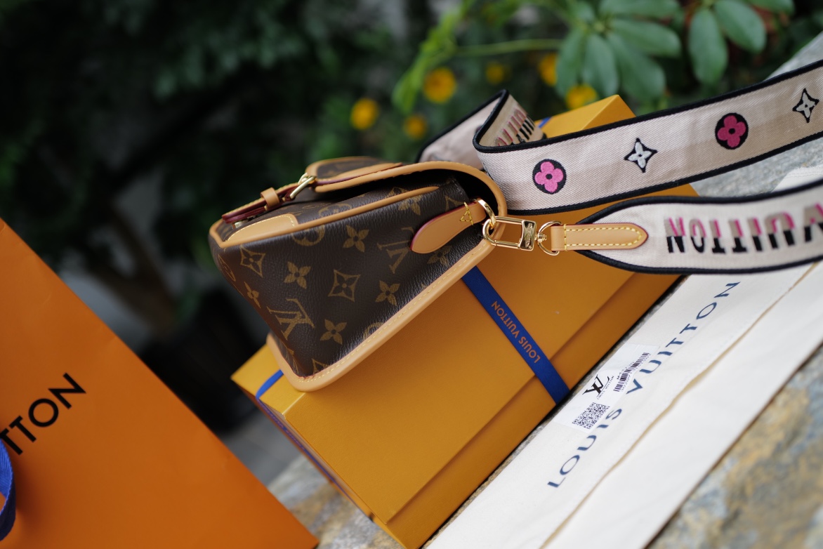 🌼 m45985尺寸9 x 15 x 24 CM 杏色肩带款。全网独家 原滋原味的原厂老花料！可供各大代