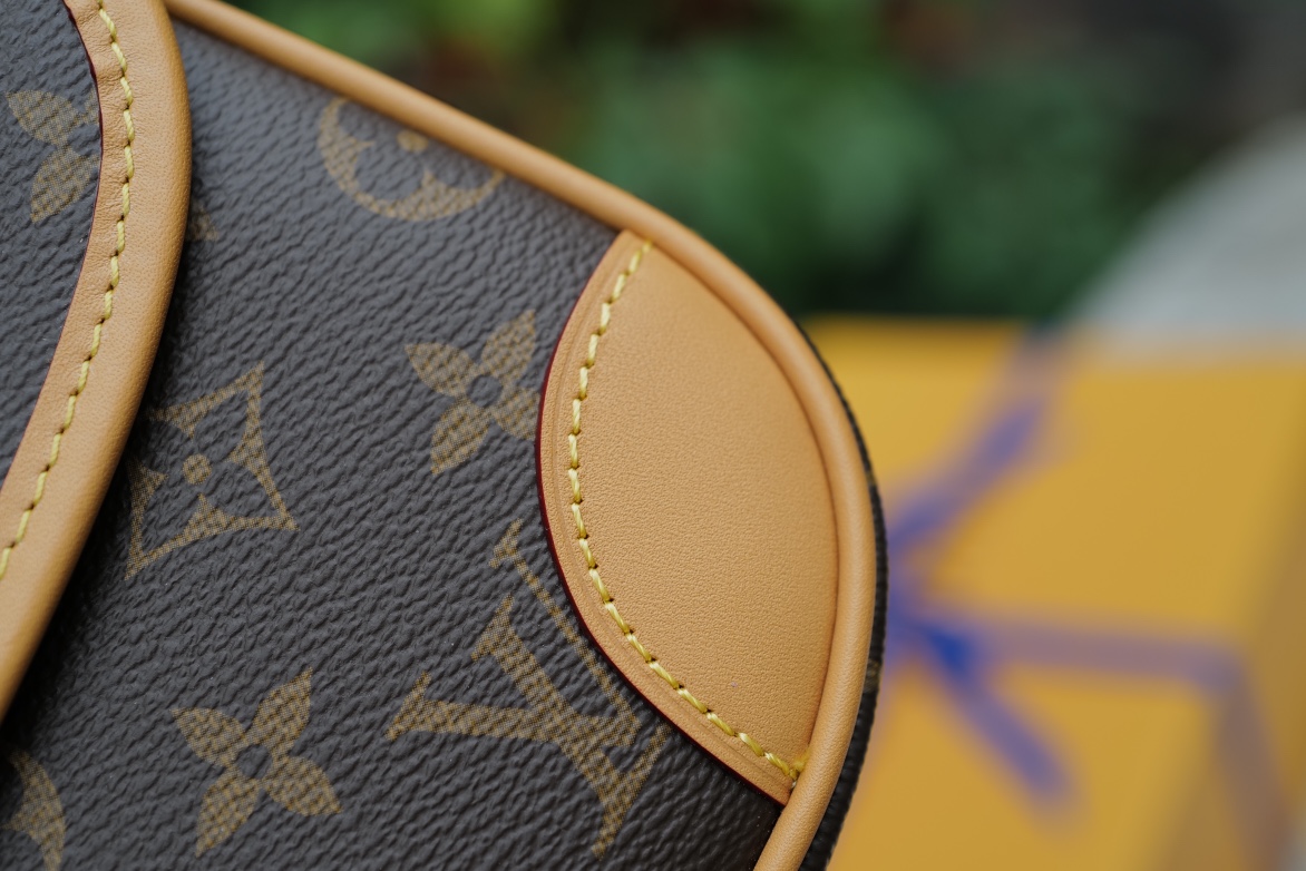 🌼 m45985尺寸9 x 15 x 24 CM 杏色肩带款。全网独家 原滋原味的原厂老花料！可供各大代