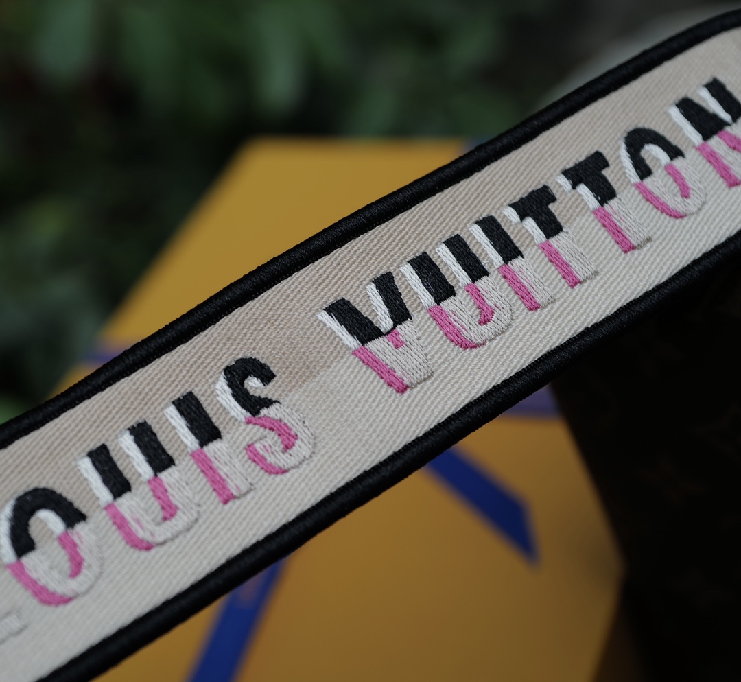 🌼 m45985尺寸9 x 15 x 24 CM 杏色肩带款。全网独家 原滋原味的原厂老花料！可供各大代