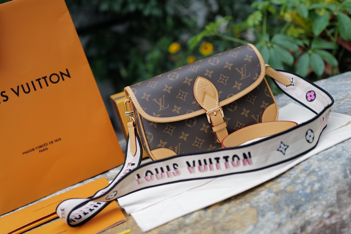 🌼 m45985尺寸9 x 15 x 24 CM 杏色肩带款。全网独家 原滋原味的原厂老花料！可供各大代