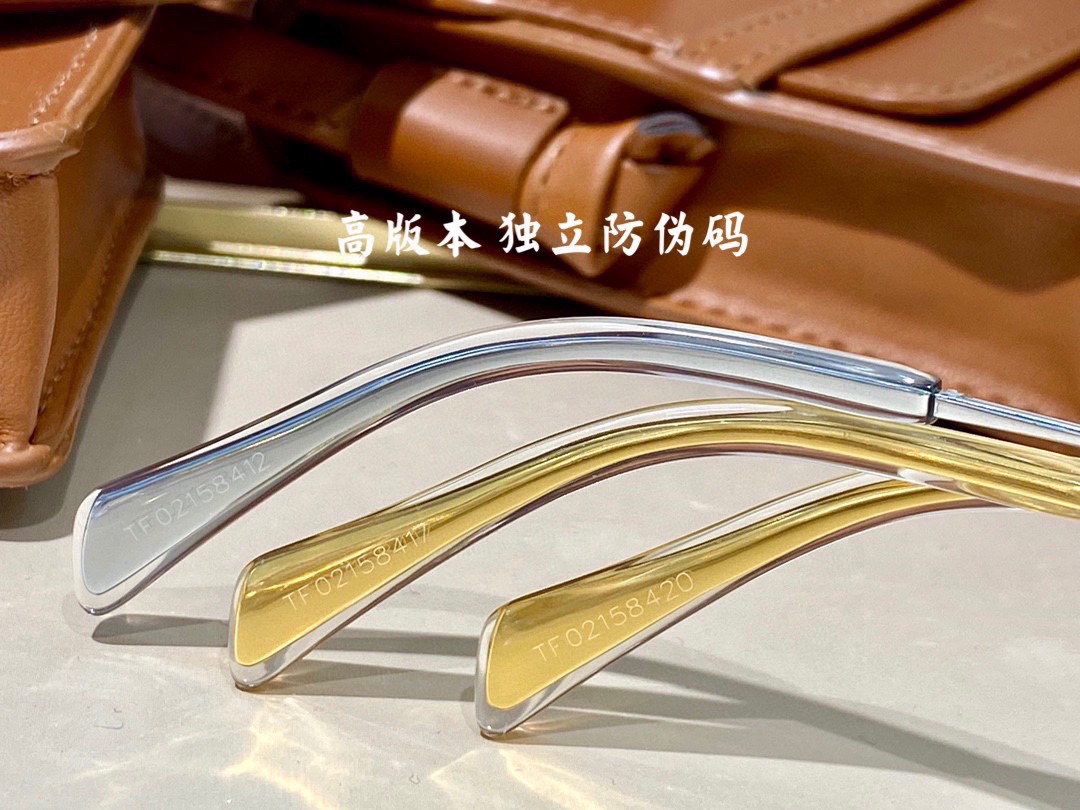  Aviator sunglasses
ToP quality 
Celin*
MODCL40062 
