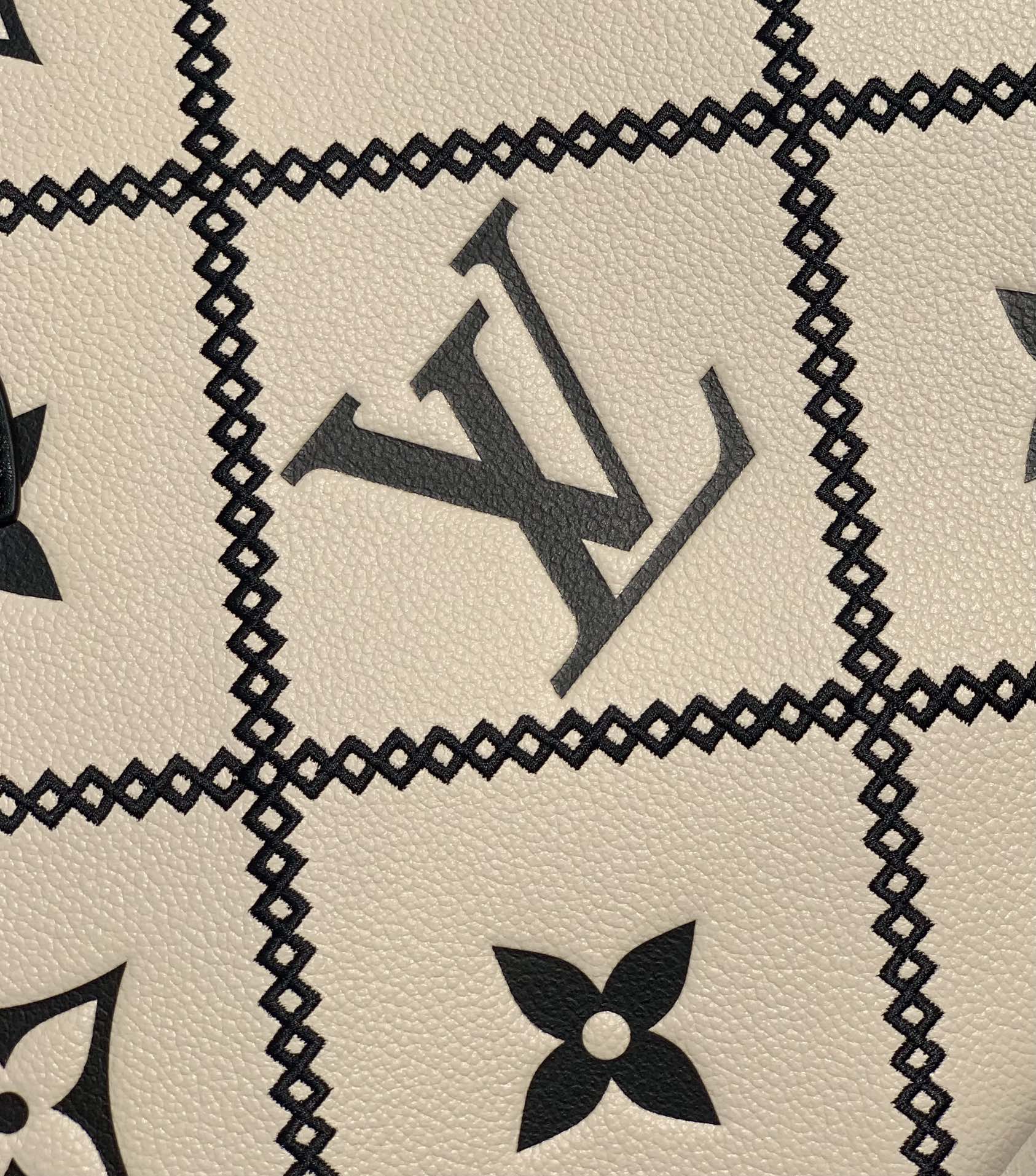 非市场普通货 进口皮料半钢五金 m46016黑白尺寸35 x 27 x 14CM纯正的渠道货！官网售万6