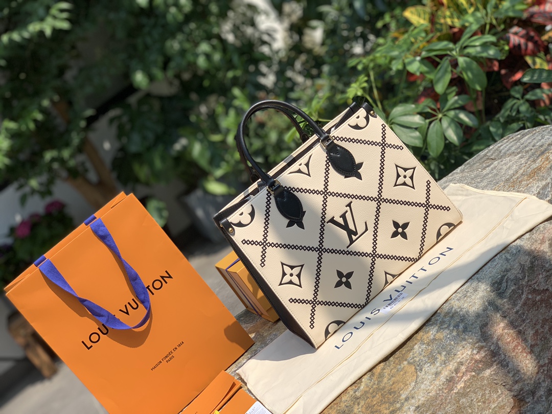 🌼 m46016黑白尺寸35 x 27 x 14CM纯正的渠道货！官网售万6➕，并且需要预定，能拿到现货