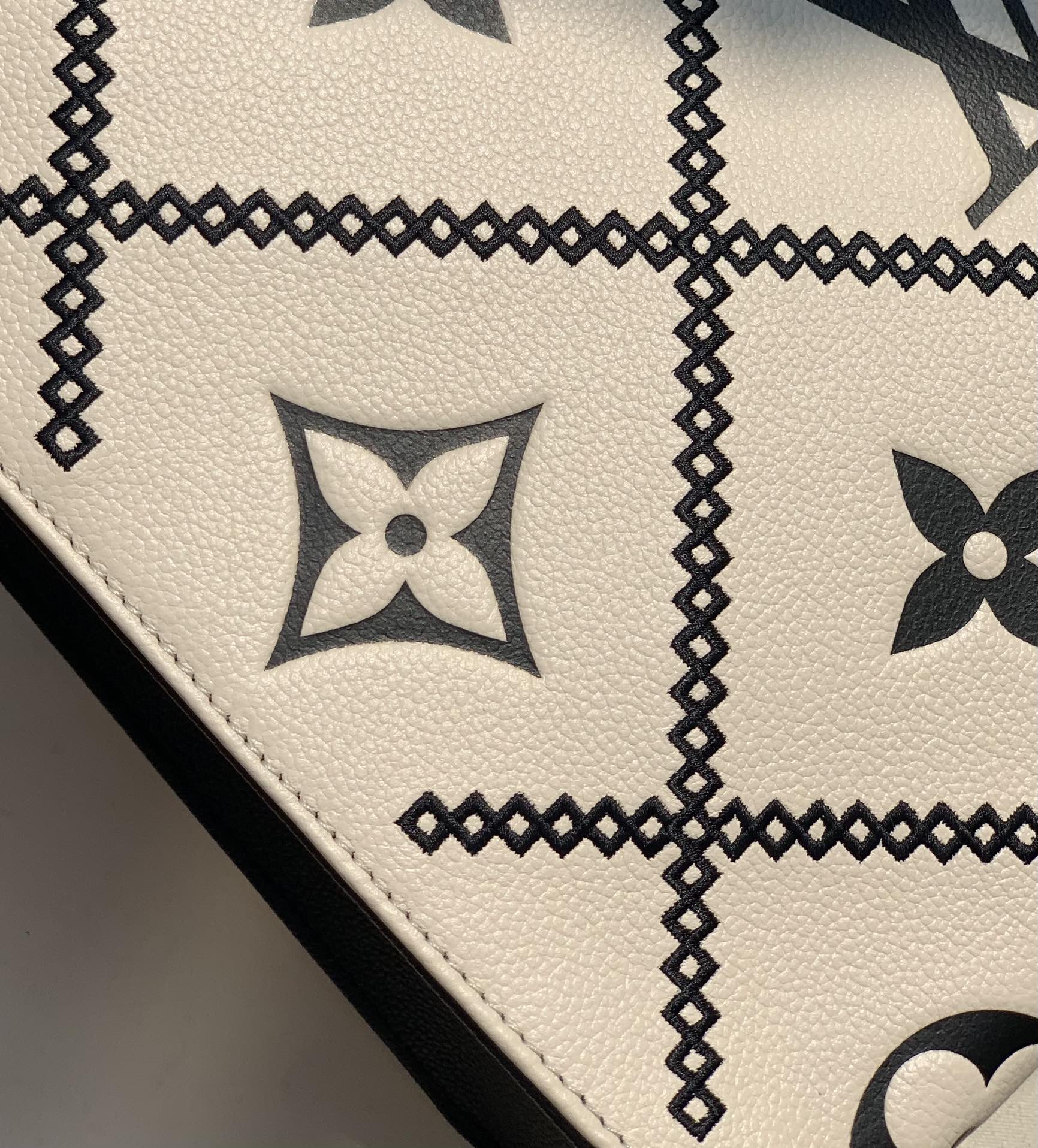 非市场普通货 进口皮料半钢五金 m46016黑白尺寸35 x 27 x 14CM纯正的渠道货！官网售万6