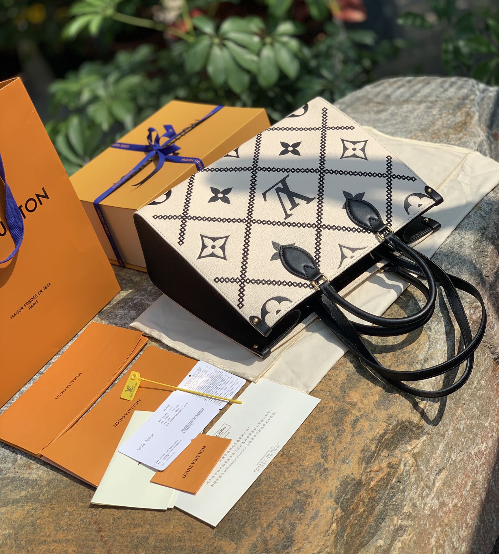 非市场普通货 进口皮料半钢五金 m46016黑白尺寸35 x 27 x 14CM纯正的渠道货！官网售万6